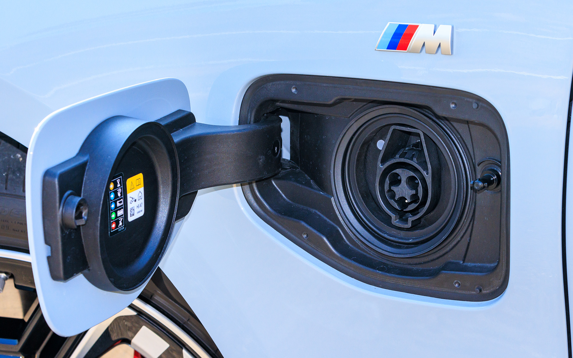 左前には普通充電ポートを完備