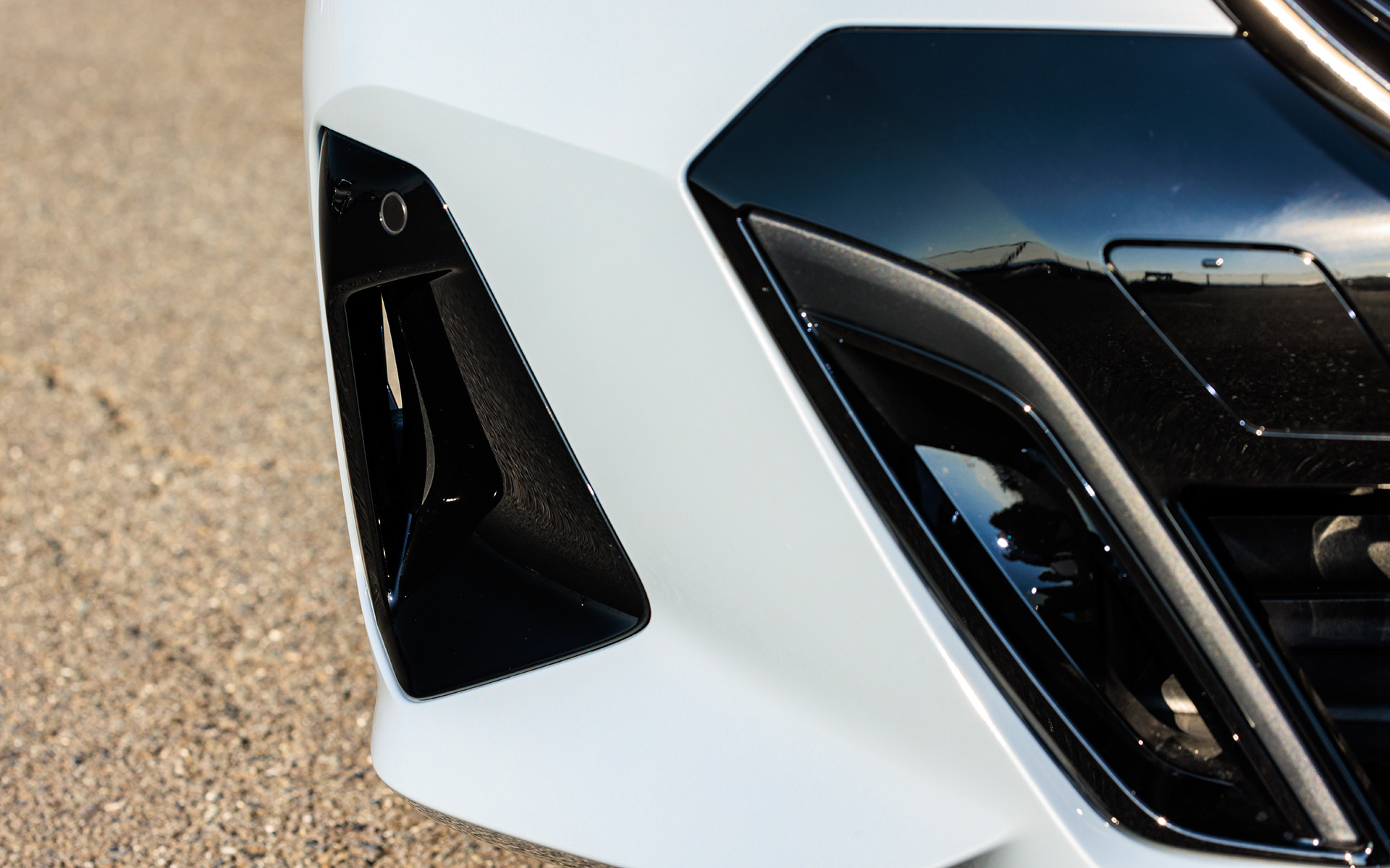 フロントバンパーの両サイドには空気を側面へと逃がすダクトが設けられている