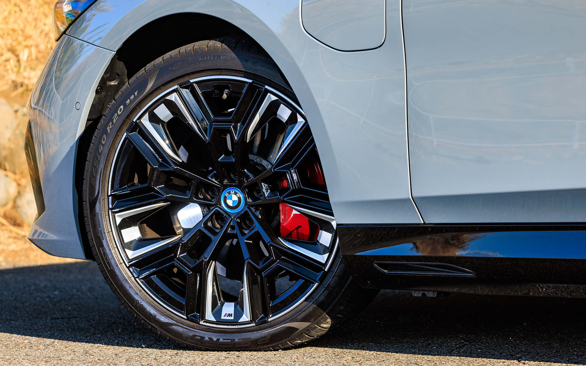 装着タイヤサイズはフロントが245/40R20、リアが275/35R20で、試乗車はピレリーの「P ZERO」を装着。ホイールは専用の「M エアロダイナミック940M」。M スポーツ・ブレーキ（レッド・ハイグロス・キャリパー）も標準装備