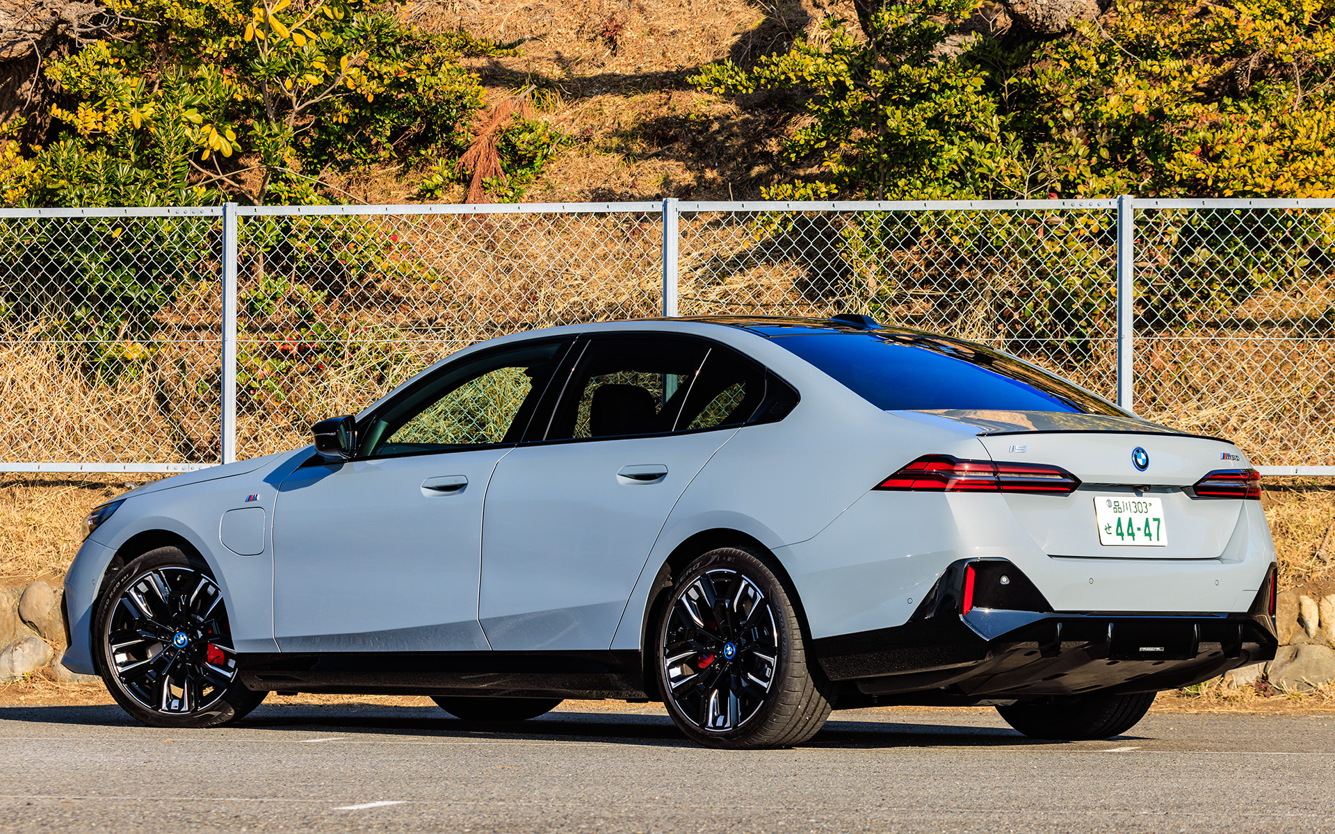 フロントモーターは最高出力192kW（261PS）/8000rpm、最大トルク365Nm/5000rpm、リアモーターの最高出力は250kW（340PS）/8000rpm、最大トルク430Nm/5000rpm。システム最高出力は442kW（601PS）、最大トルクは795Nmを誇る