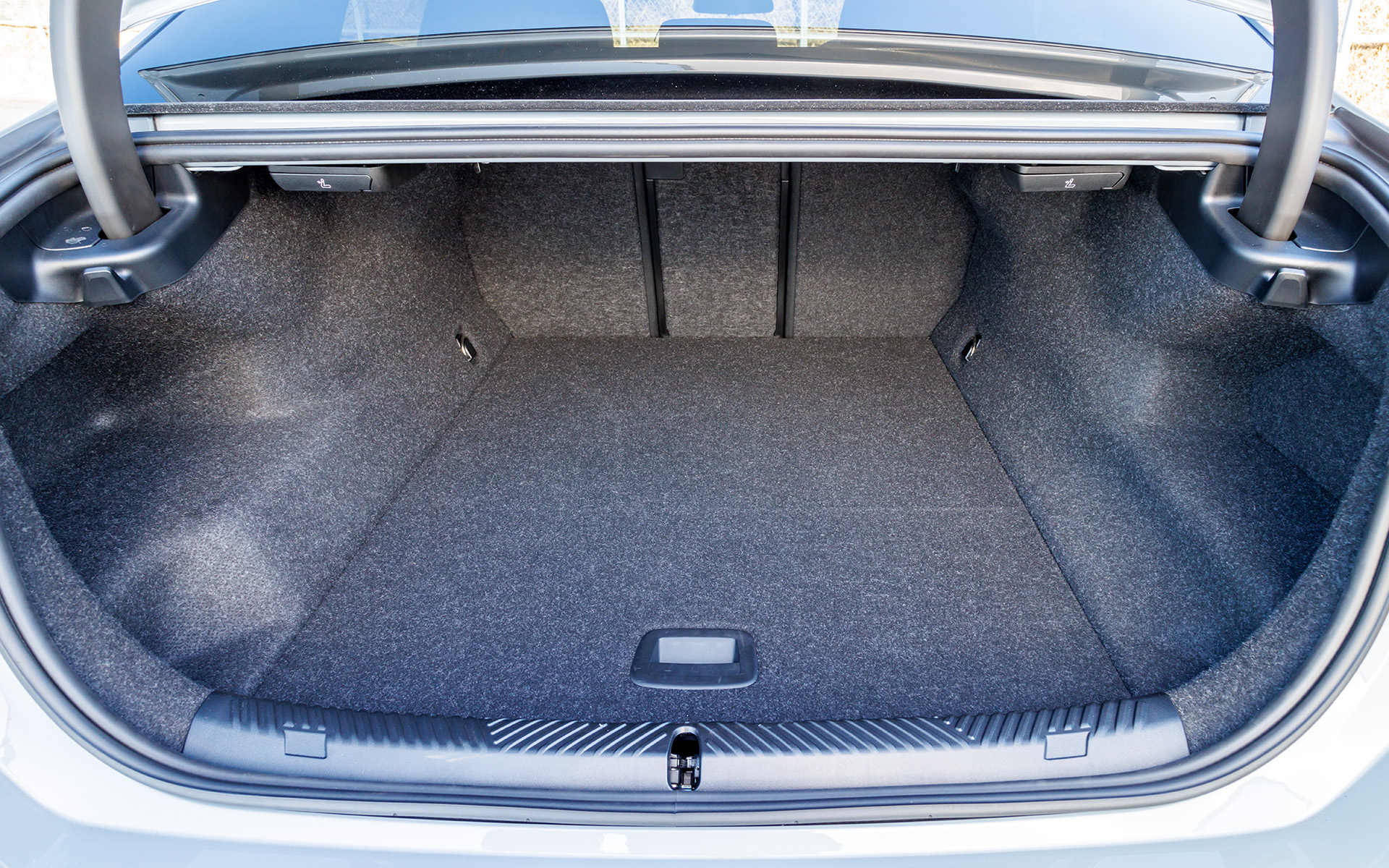 トランク容量は490L。下段には充電コードなどを収納するスペースも確保している