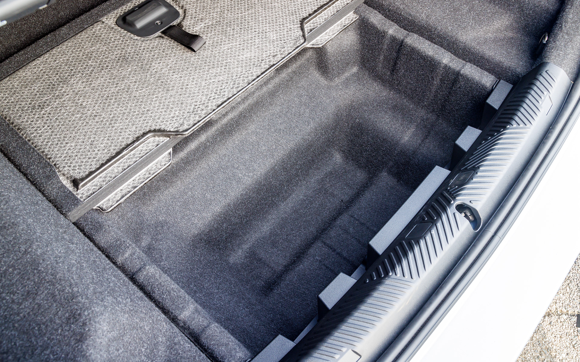 トランク容量は490L。下段には充電コードなどを収納するスペースも確保している