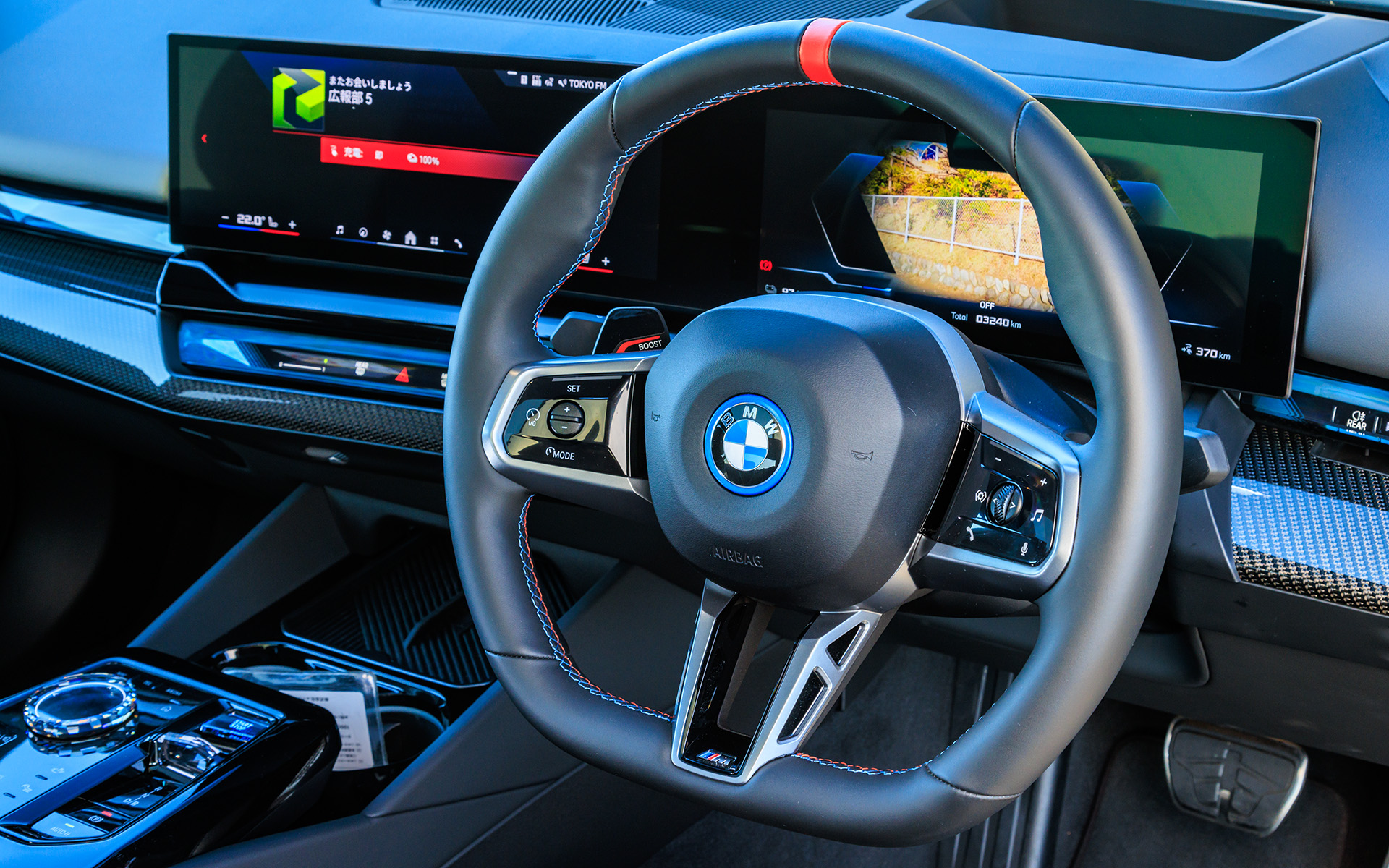 BMWカーブドディスプレイは標準装備で、M スポーツ・レザーステアリングホイールの奥には、12.3インチ マルチディスプレイメーターパネルを配置。