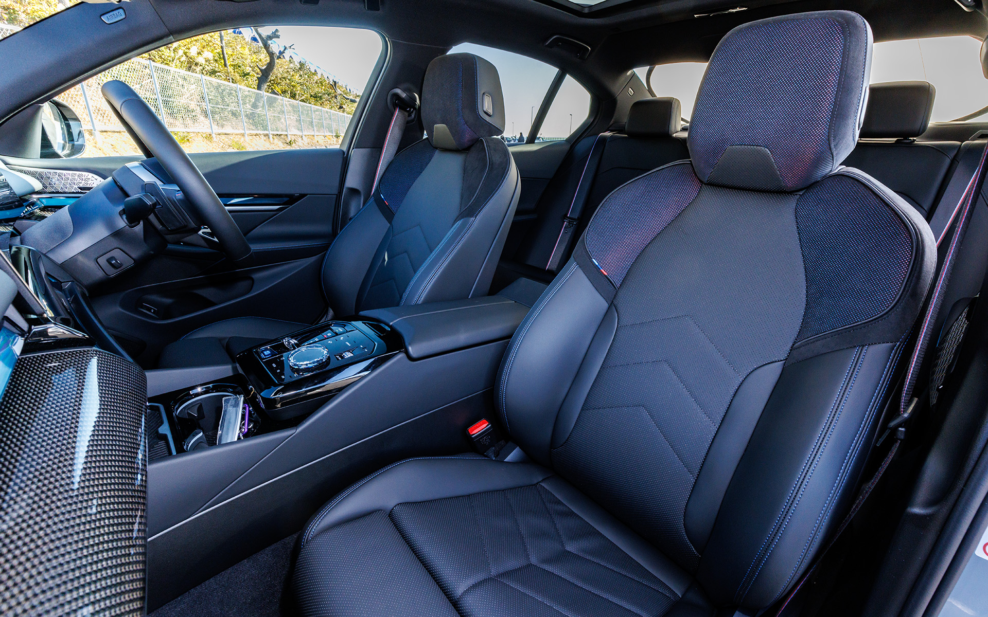 シートは専用のM アルカンタラ/ヴェガンザ・コンビネーション ブラックを採用