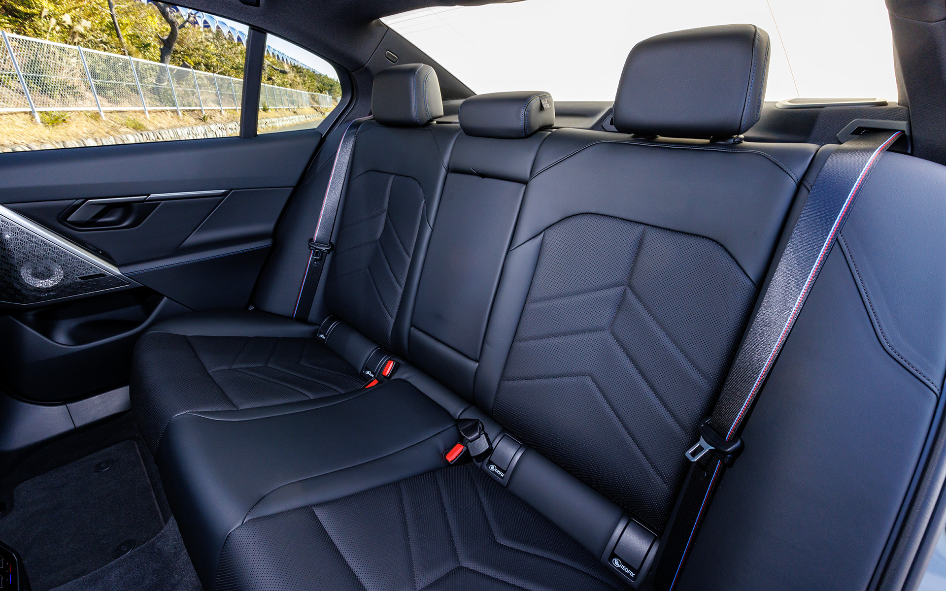 シートは専用のM アルカンタラ/ヴェガンザ・コンビネーション ブラックを採用