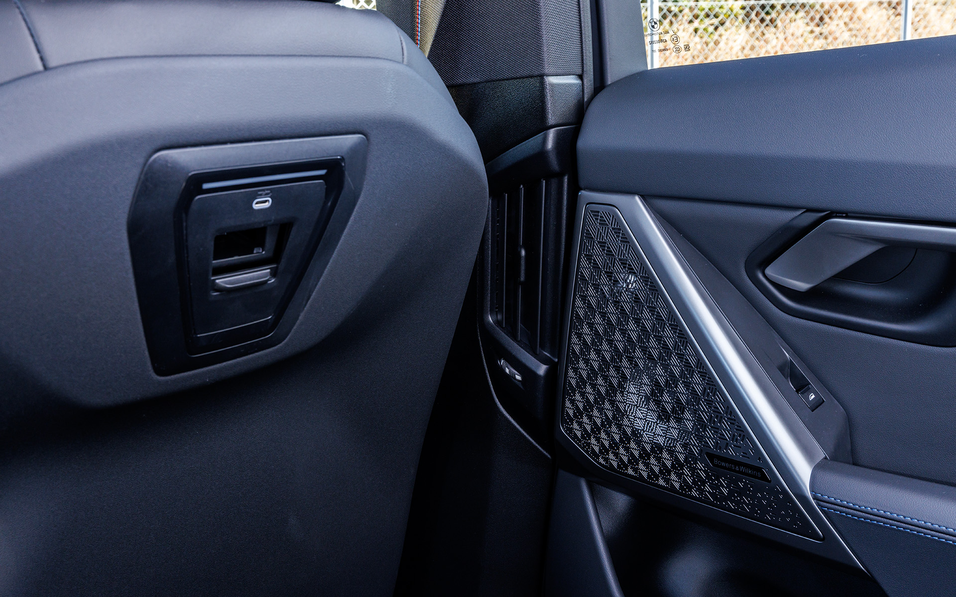 Bowers＆Wilkinsサラウンド・サウンド・システムはオプション設定