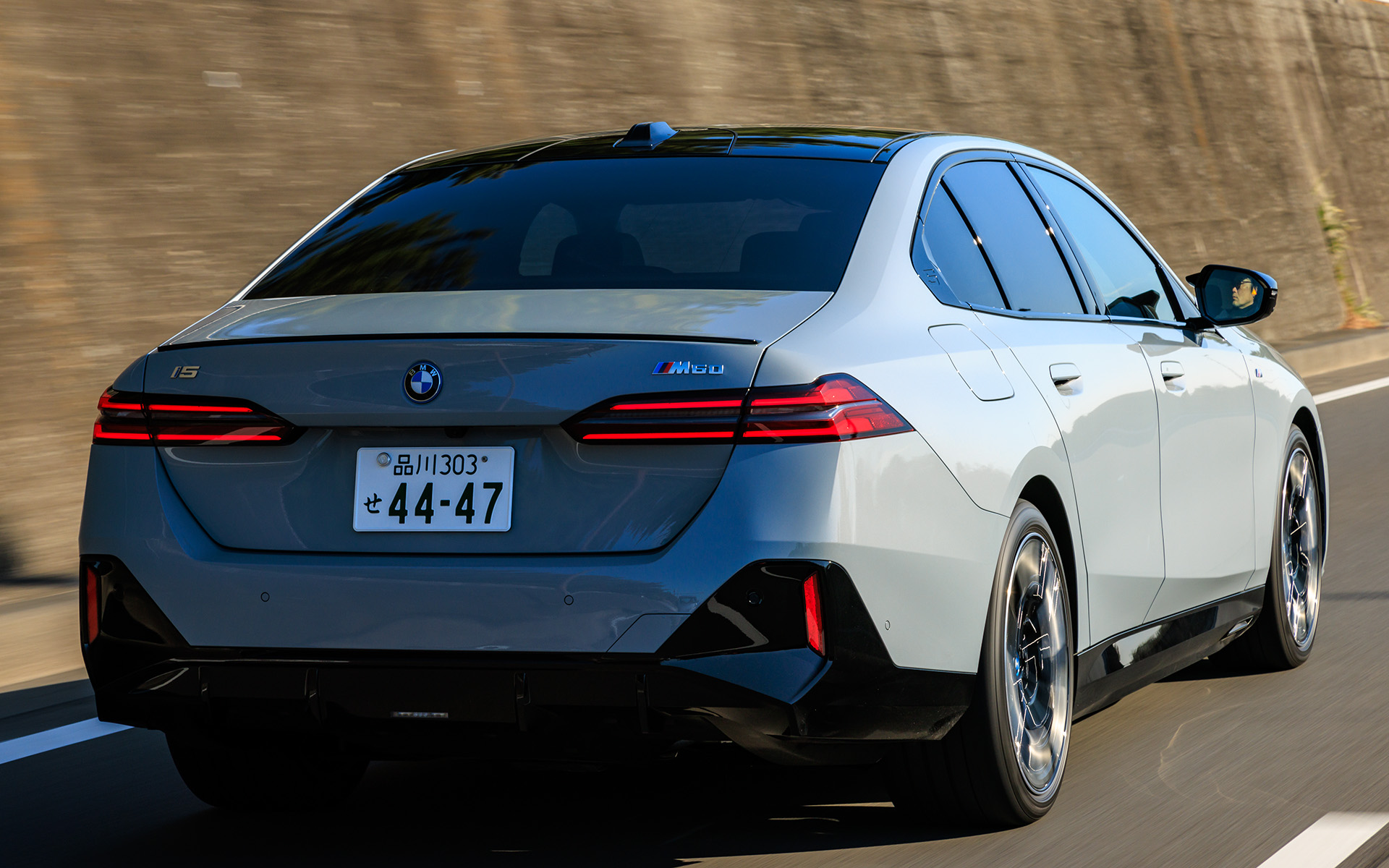 i5 M60 xDriveのみアダプティブ M サスペンション・プロフェッショナル（アクティブ・スタビライザー付き）を標準装備