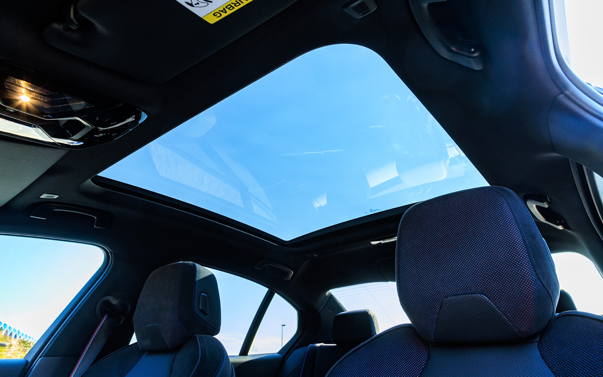 パノラマ・ガラス・サンルーフ（ブラインド付き）はオプション設定で装着すると車重は30kg増となる