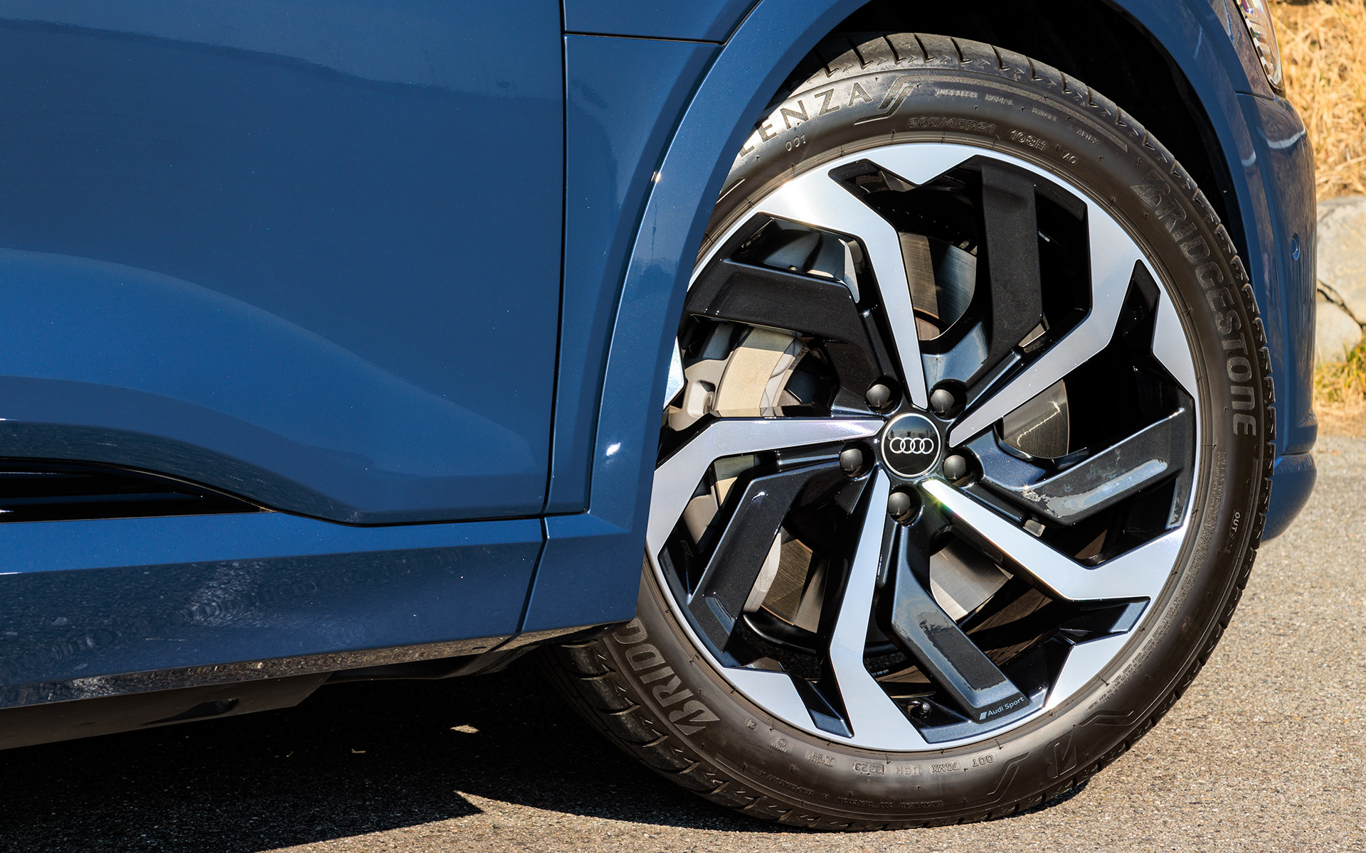 標準装着タイヤサイズは前後とも255/50R20だが、試乗車はオプションの「アルミホイール 10スポークローターデザイン アンスラサイトブラック ポリッシュド（21インチ×9.5J/Audi Sport）」を装備していて、タイヤサイズは265/45R21となり、ブリヂストンの「アレンザ」を履いていた