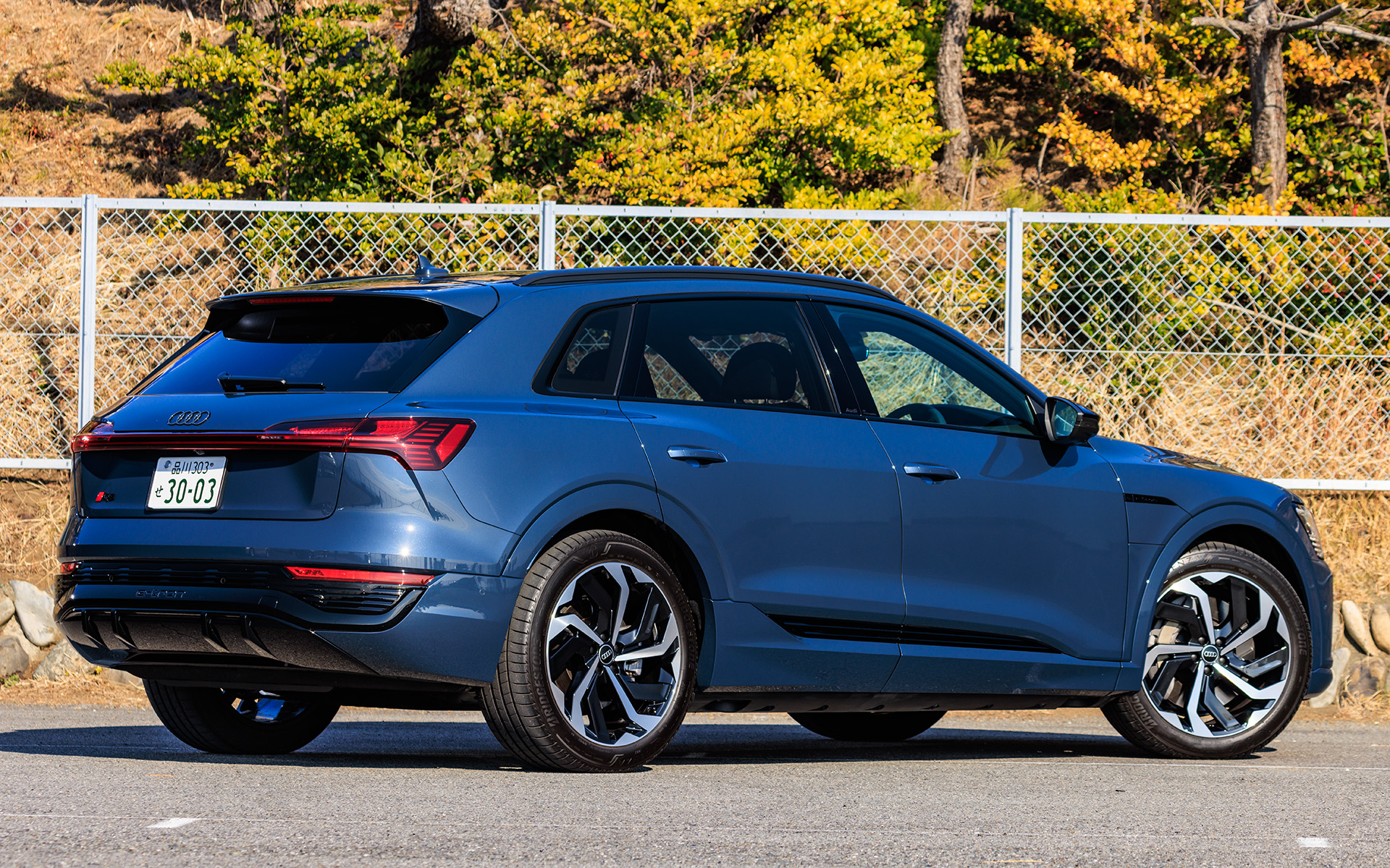 価格1275万円。試乗車は「インテリアパッケージ（24万円）」「アルミホイール10スポークローターデザイン アンスラサイト ブラックポリッシュド（20万円）」「ブラックAudi rings＆ブラックスタイリングパッケージ（19万円）」「サイレンスパッケージ（30万円）」の計93万円分のオプションを装着