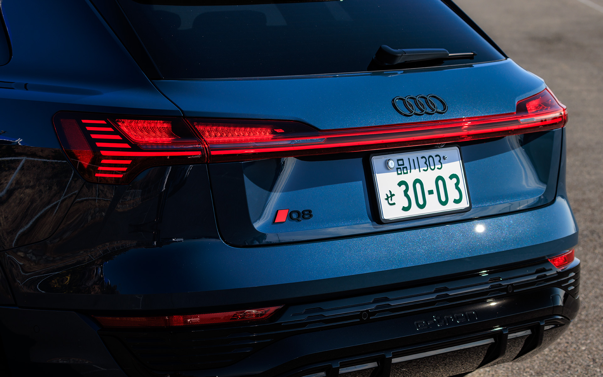 マトリクスLEDヘッドライト/ダイナミックターンインディケーターや、LEDリアコンビネーションライト/ダイナミックターンインディケーターは標準装備。試乗車はオプションの「ブラックAudi rings＆ブラックスタイリングパッケージ」を装備。グリルや前後バンパー、ルーフレール、サイドミラーハウジングなど随所にブラックのアクセントが施されている