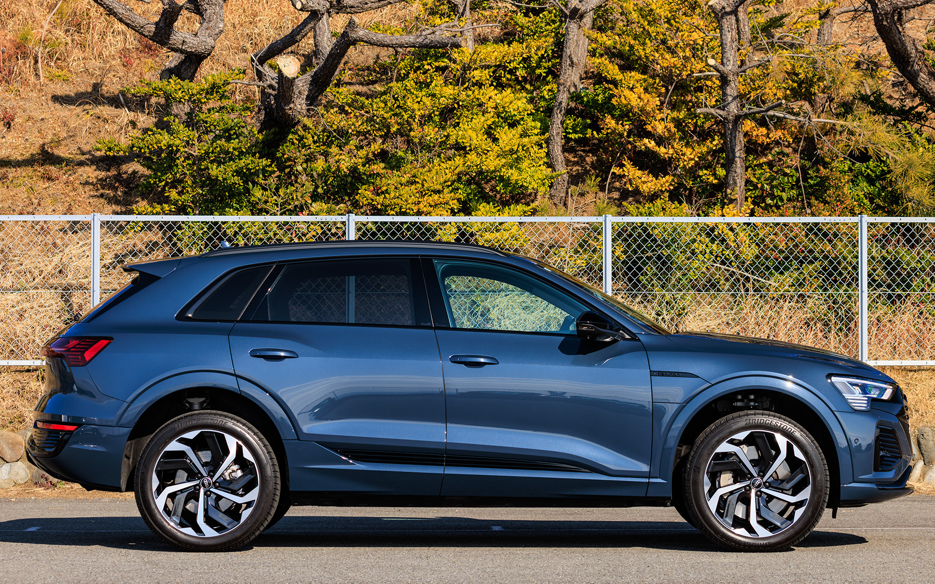 減衰力をコントロール可能なエアスプリングサスペンションを標準装備していて、走行状況に応じて車高が76mmの範囲で変化するほか、走行モードによってもベース車高が変化する