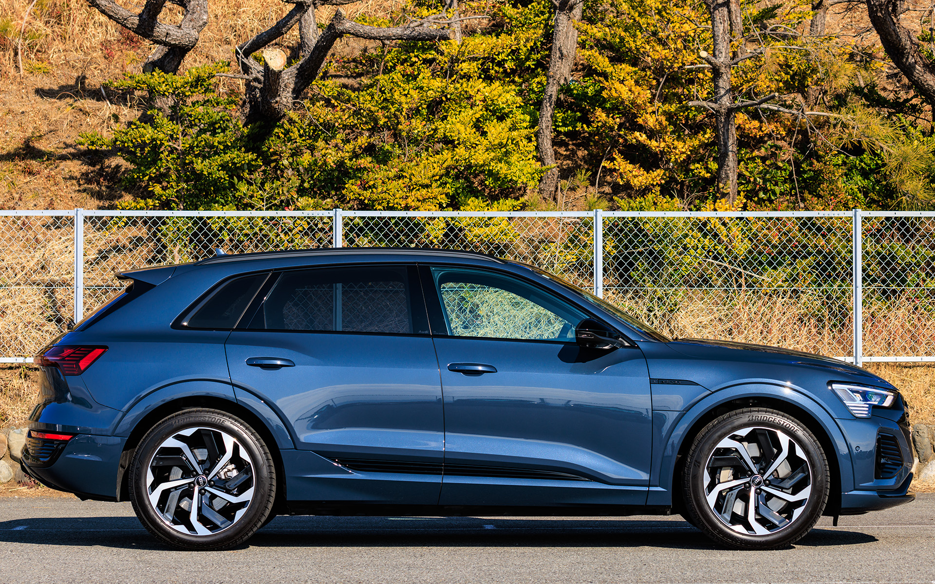 減衰力をコントロール可能なエアスプリングサスペンションを標準装備していて、走行状況に応じて車高が76mmの範囲で変化するほか、走行モードによってもベース車高が変化する