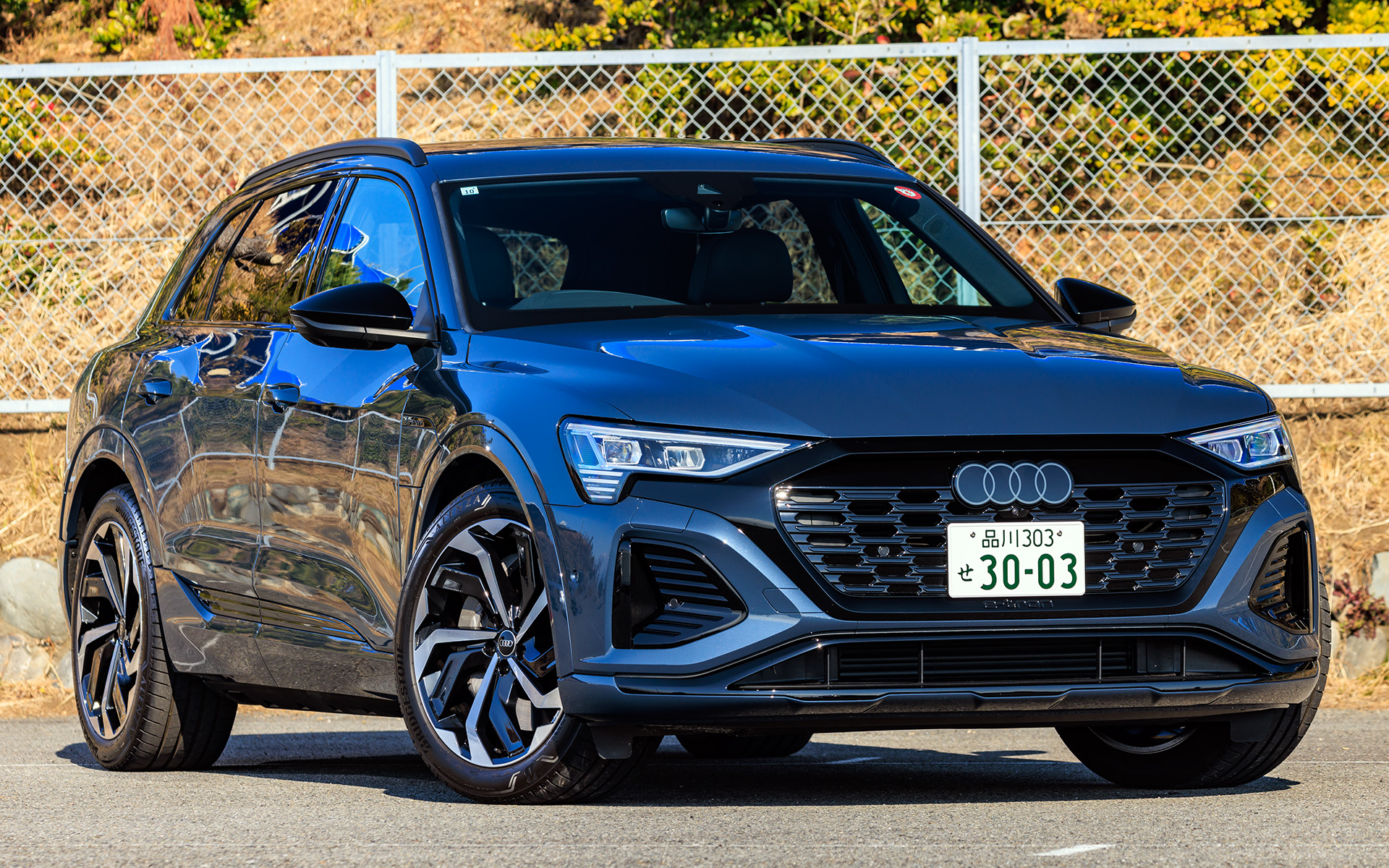 ボディサイズ4915×1935×1635mm（全長×全幅×全高）、ホイールベース2930mm、車両重量2600kg、最低地上高180mm、最小回転半径5.7m。最高出力300kW、最大トルク664Nm、一充電の走行距離501km（WLTCモード値）