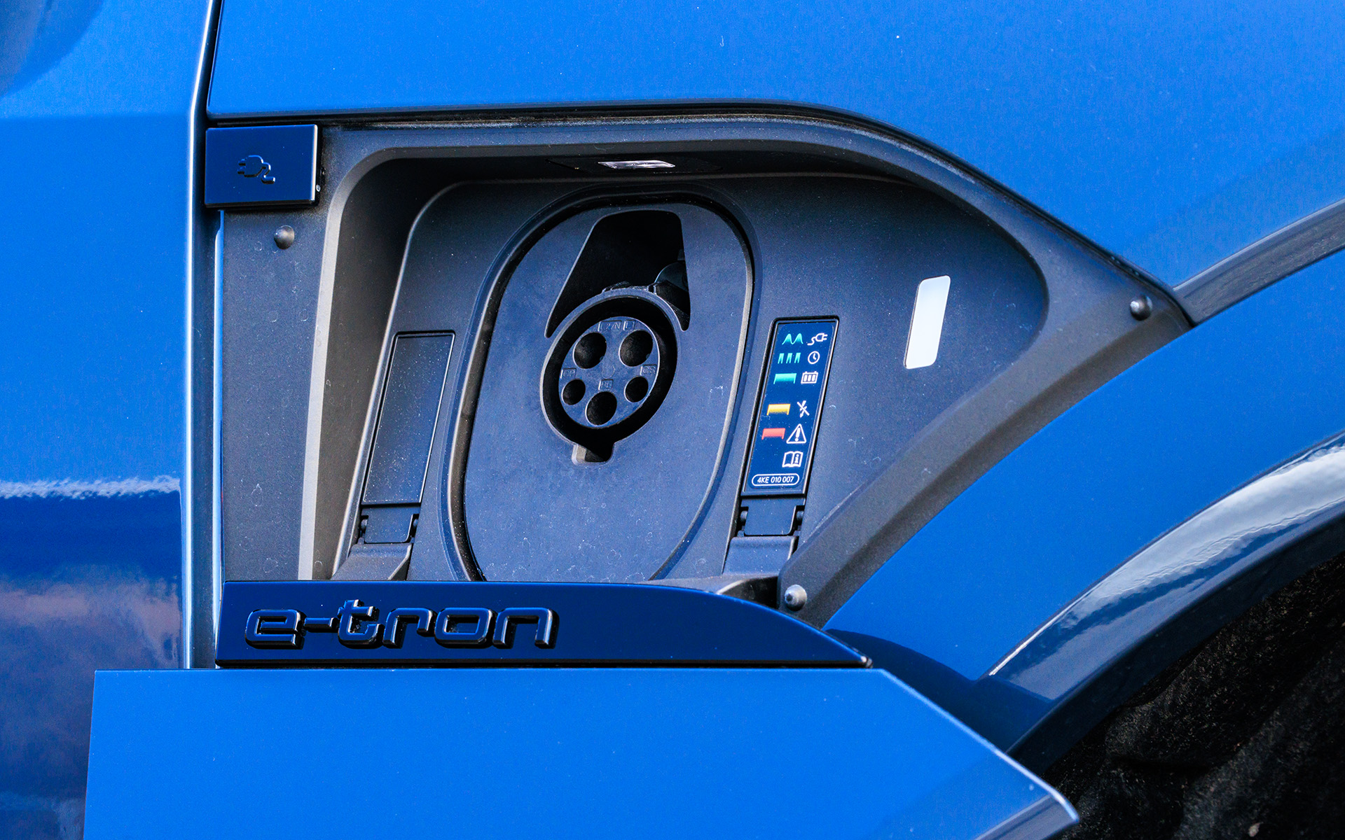 フロントフェンダー右側に普通充電ポート、左側に急速充電ポート（CHAdeMO）を配置