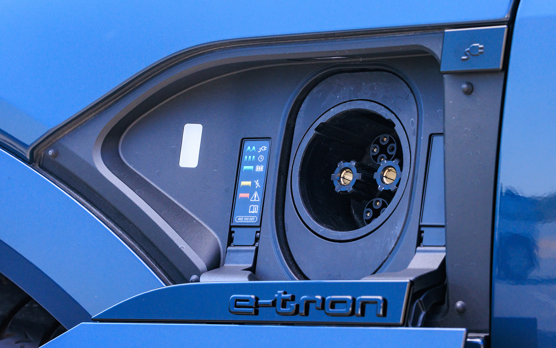 フロントフェンダー右側に普通充電ポート、左側に急速充電ポート（CHAdeMO）を配置