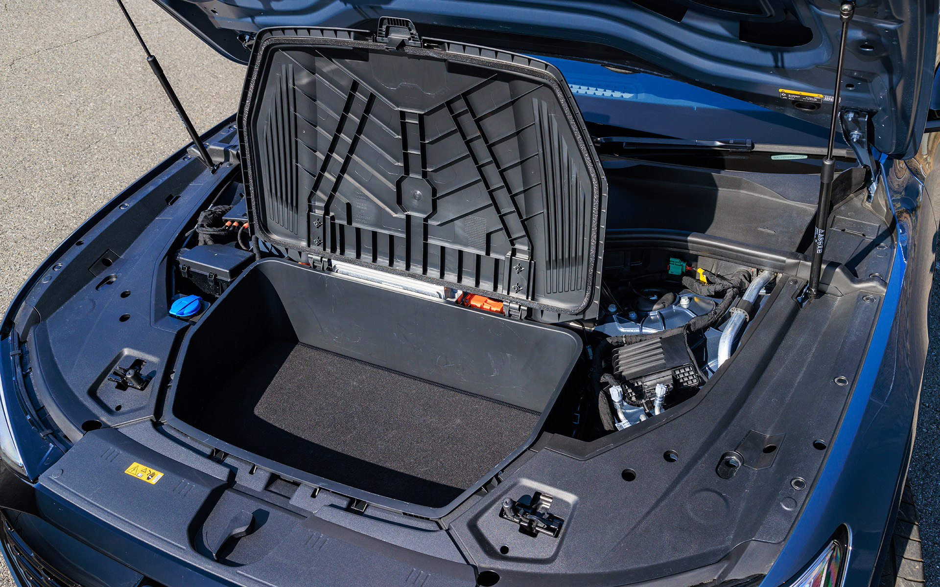 フロントのトランク（通称フランク）は容量62Lを確保