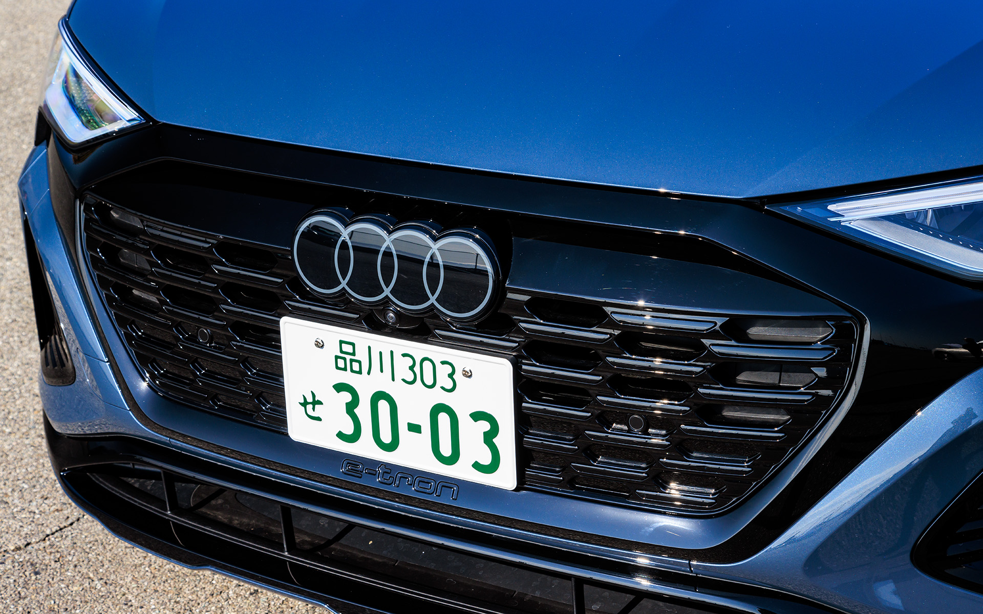 マトリクスLEDヘッドライト/ダイナミックターンインディケーターや、LEDリアコンビネーションライト/ダイナミックターンインディケーターは標準装備。試乗車はオプションの「ブラックAudi rings＆ブラックスタイリングパッケージ」を装備。グリルや前後バンパー、ルーフレール、サイドミラーハウジングなど随所にブラックのアクセントが施されている