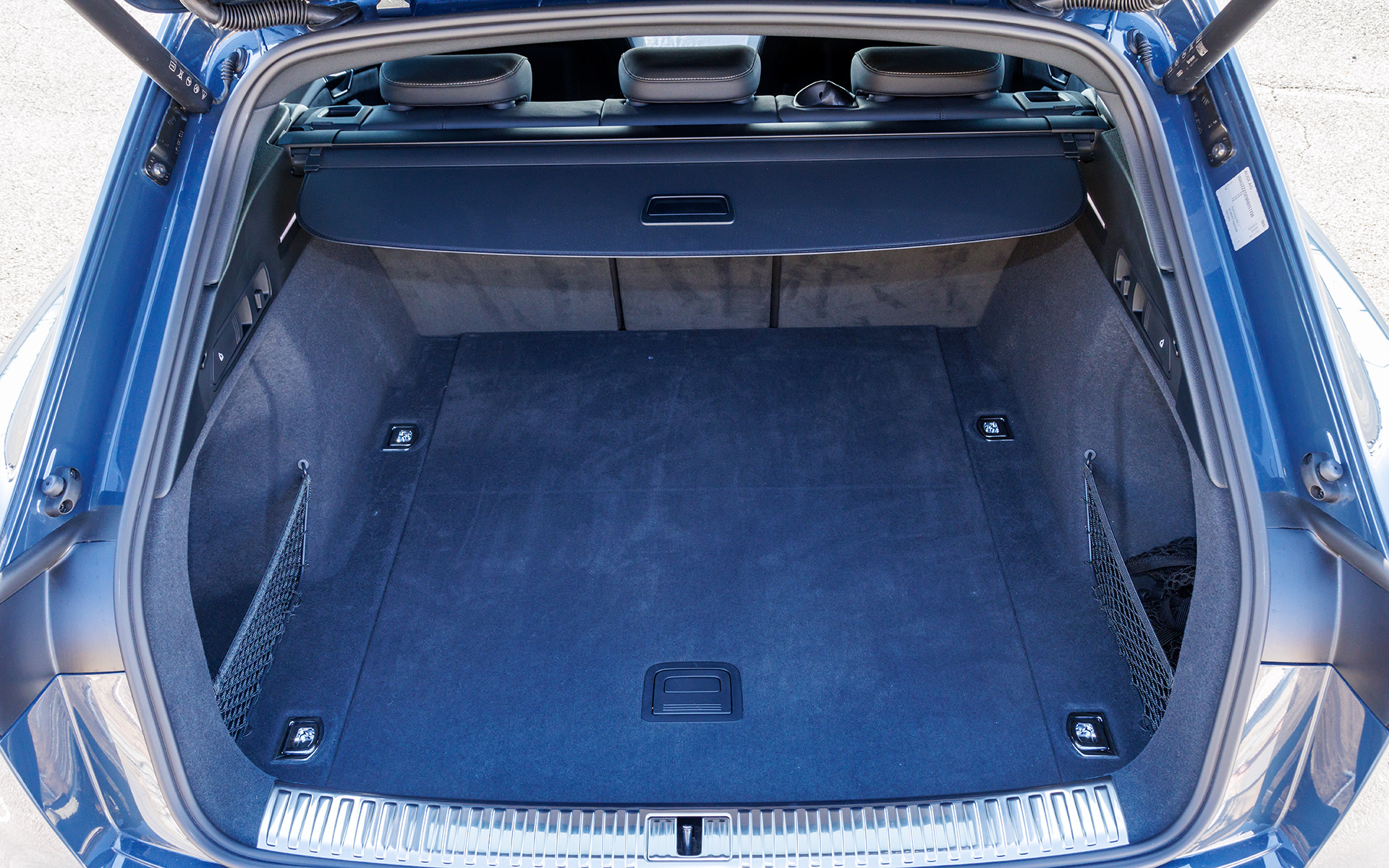 ラゲッジスペースは569Lを確保（VDA値）。4：2：4の可倒式後席すべてを倒せば、車中泊も余裕でできる広大なスペースになる