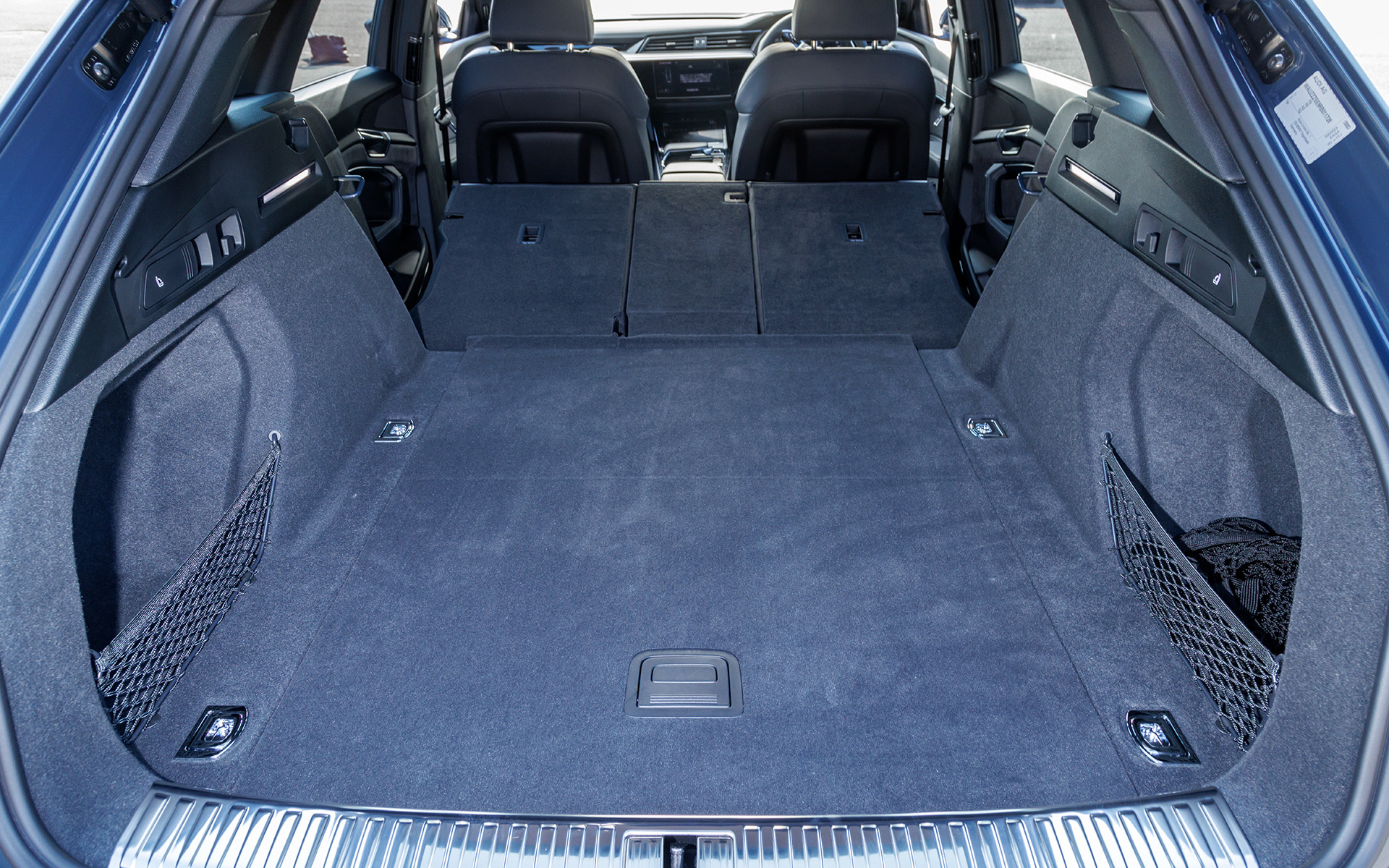 ラゲッジスペースは569Lを確保（VDA値）。4：2：4の可倒式後席すべてを倒せば、車中泊も余裕でできる広大なスペースになる