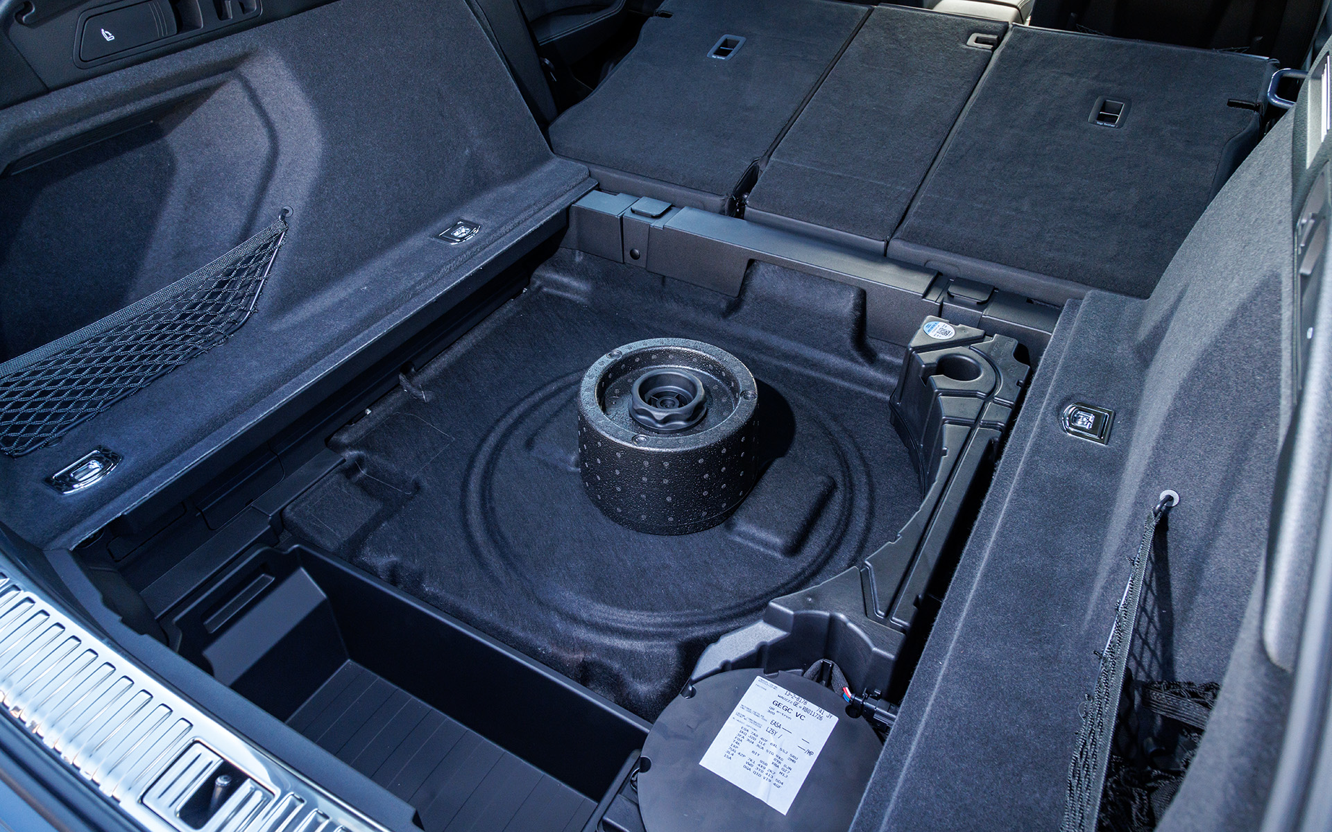 ラゲッジスペースは下段にも若干のスペースを確保していて、スペアタイヤは装備せず、タイヤリペアキットを標準装備。プラスチックのトレーは脱着でき、持ち手が付いているので汚れものなどの収納に便利