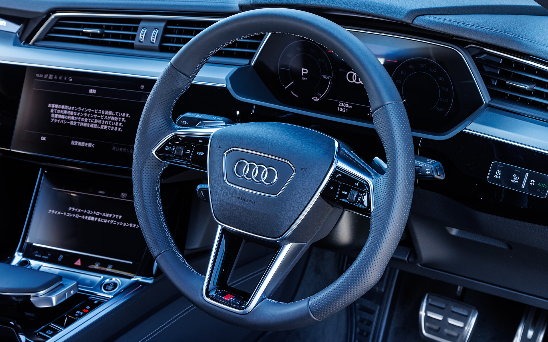 ステアリングは3スポークレザー・マルチファンクション・パドルシフト付きを標準装備