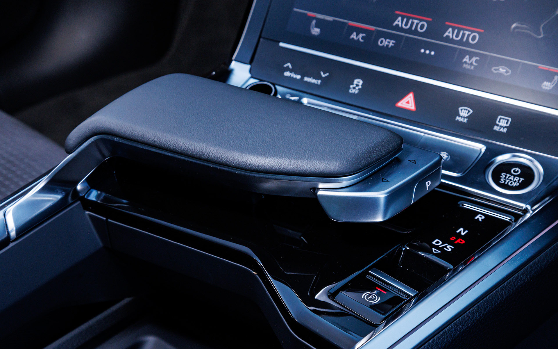 シフトセレクターは突起状の先端にあるシルバーの部分を前後に動かす。パーキングボタンは横面に配置されている