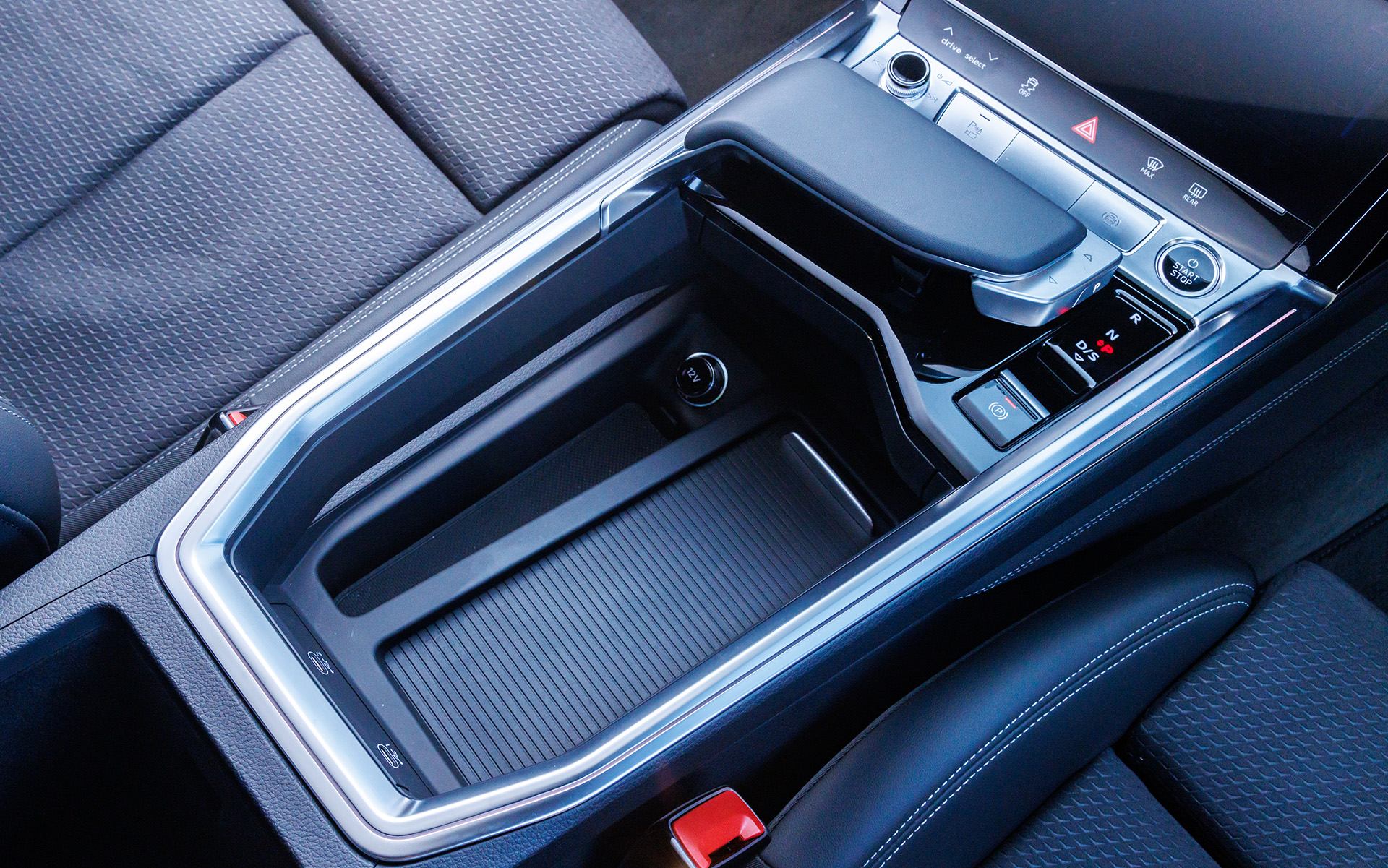 センターコンソールには、12VのアクセサリーソケットとUSB Type-Cポートを2つ完備