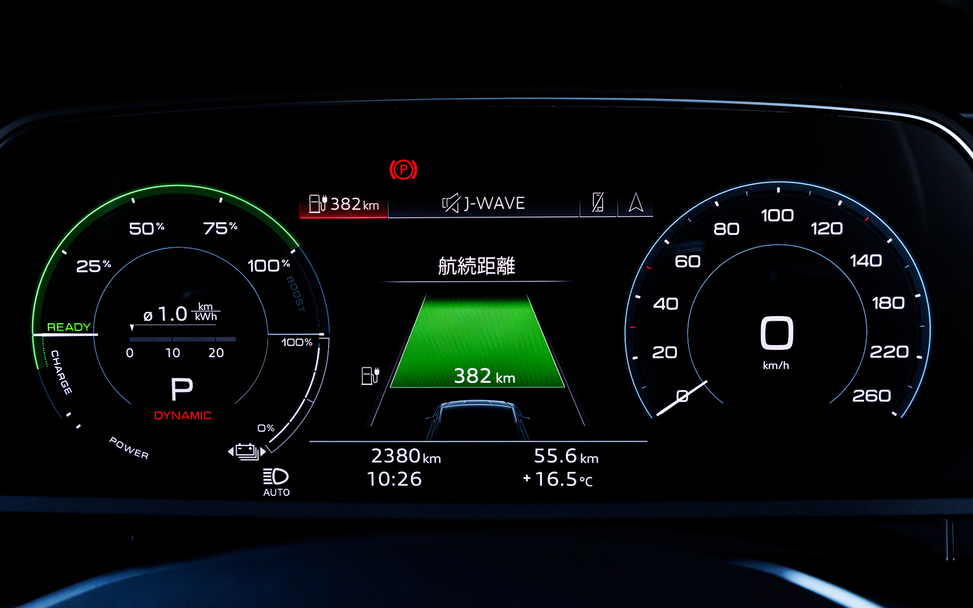 高解像度12.3インチカラー液晶フルデジタルディスプレイに、ドライバーに必要な情報を目前に表示する「バーチャルコックピット」を標準装備。スピードメーター、パワーメーターの大きさをステアリングホイールのボタンで変更可能なほか、ナビゲーション、アシスタンスの稼働状況などに加え、充電や回生システム、EV走行などの情報を、目線を前方からそらさず確認できる