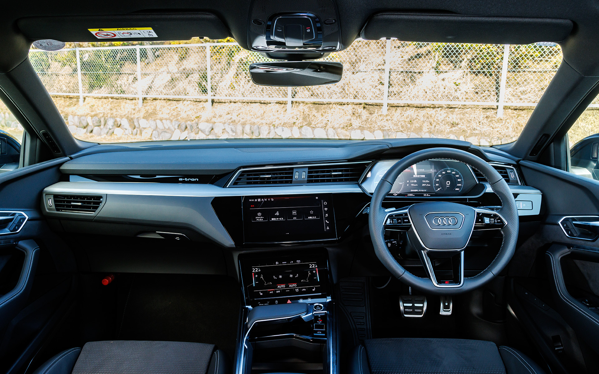 マットブラッシュトアルミニウムダークのデコラティブパネルを標準装備。試乗車はオプションの「インテリアパッケージ」により、エクステンデッドアルミニウムブラック/ブラックグラスルックコントロールパネルがあしらわれている