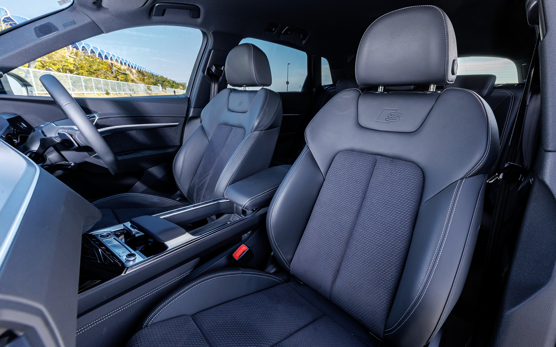 フロントは“S line”ロゴの入ったスポーツシートで、再生ポリエステル繊維を用いたダイナミカ＆レザーで仕立てられている。また試乗車は「インテリアパッケージ」により後席にもシートヒーターとUSBチャージングが追加されている