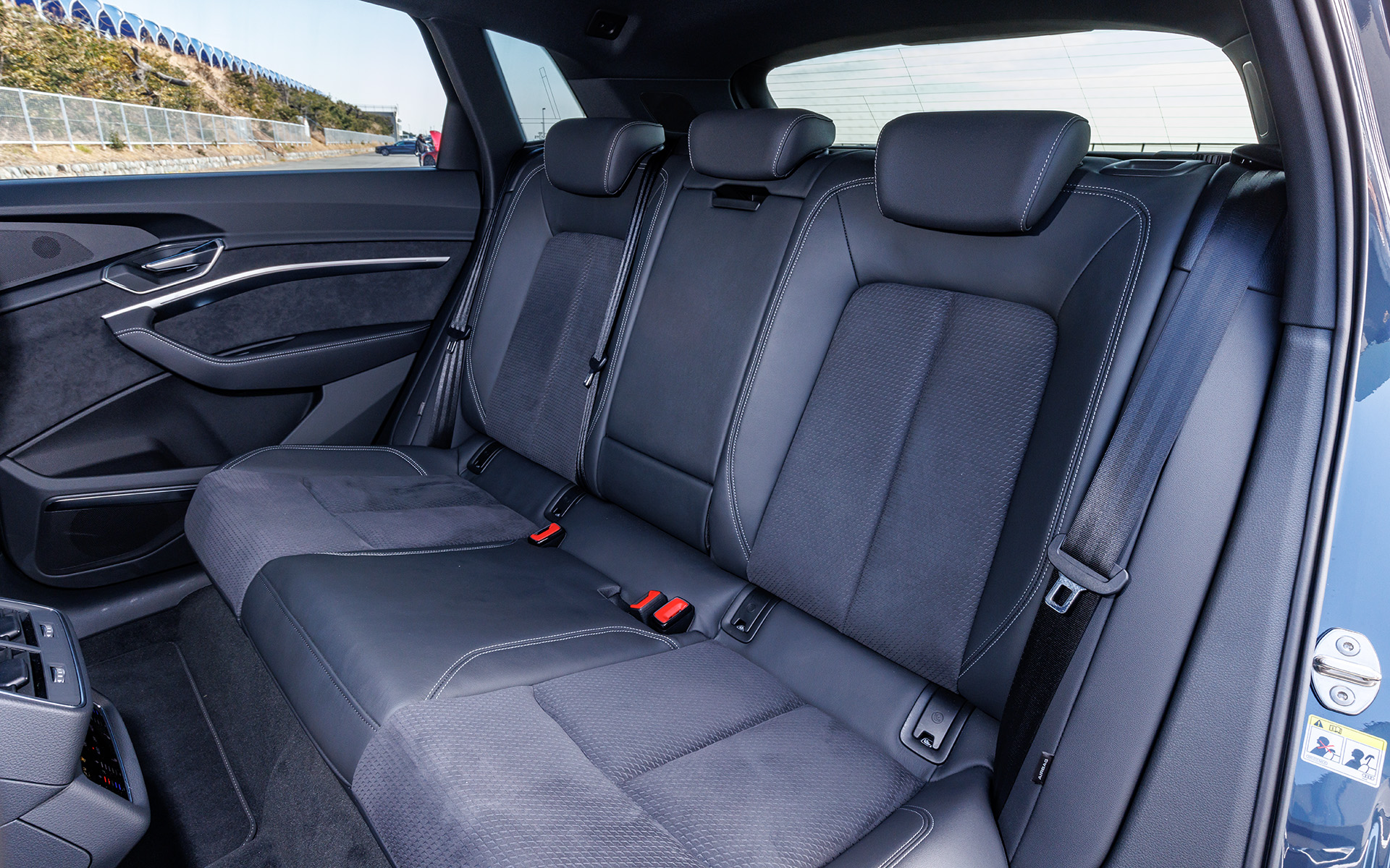 フロントは“S line”ロゴの入ったスポーツシートで、再生ポリエステル繊維を用いたダイナミカ＆レザーで仕立てられている。また試乗車は「インテリアパッケージ」により後席にもシートヒーターとUSBチャージングが追加されている