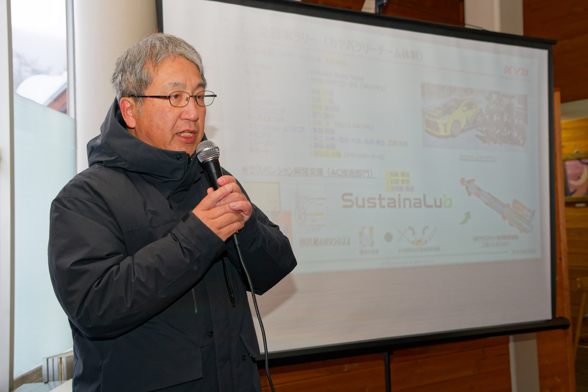 サステナルブについて解説するKAYABA RALLY TEAM監督の桝本一憲氏