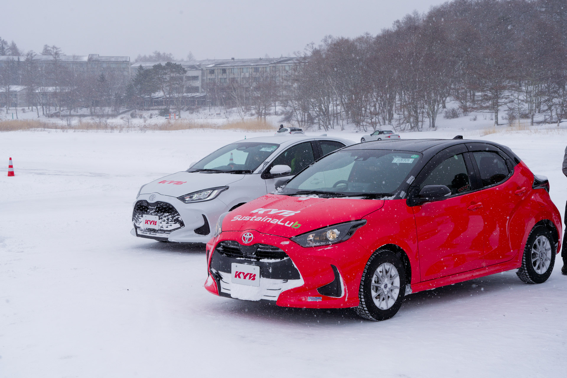 サステナルブ仕様のヤリス（手前の赤）と純正同等仕様の車両（奥）