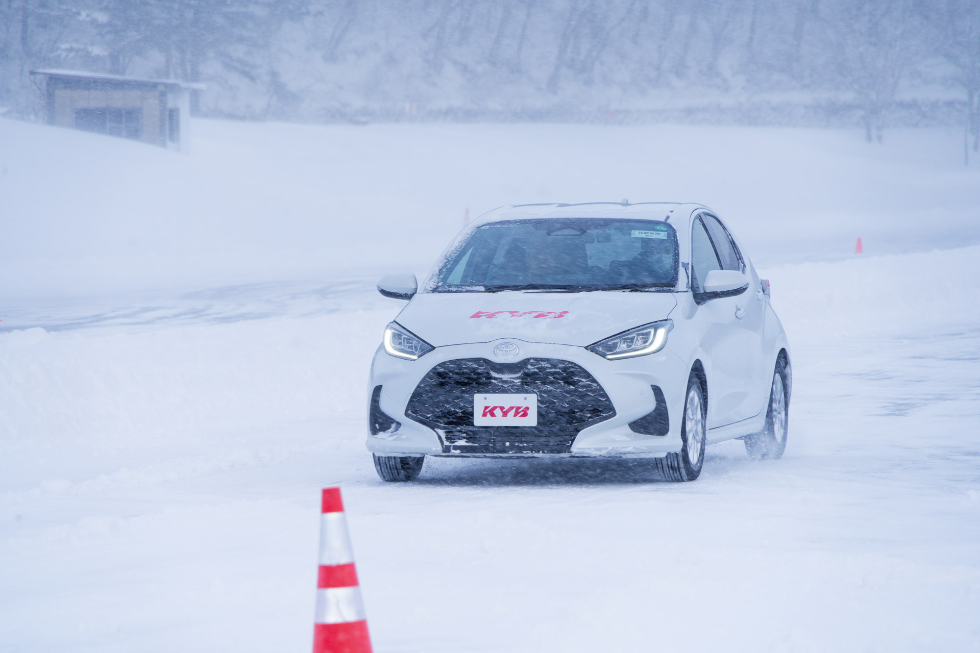 比較試乗する片山氏