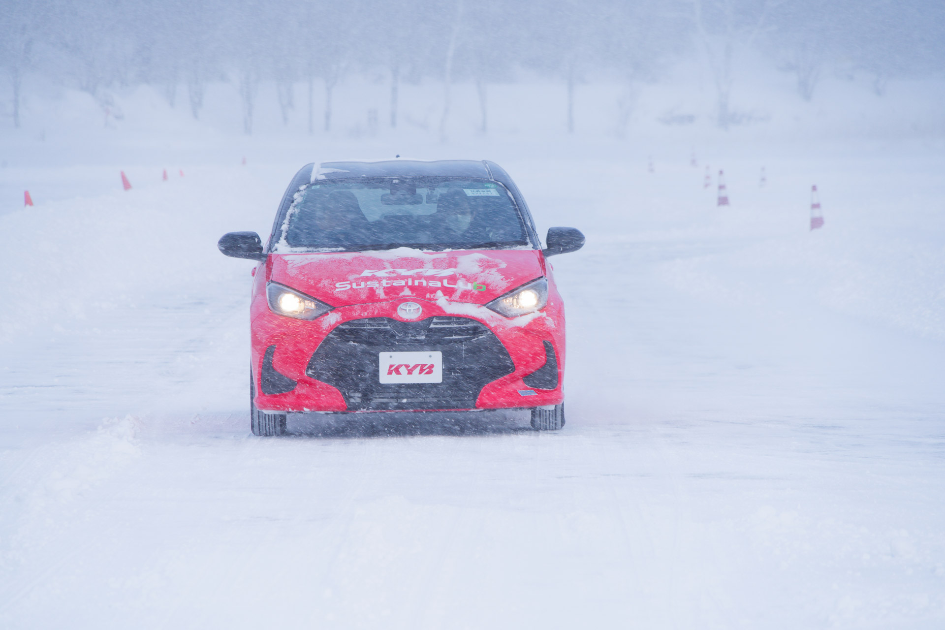 比較試乗する片山氏