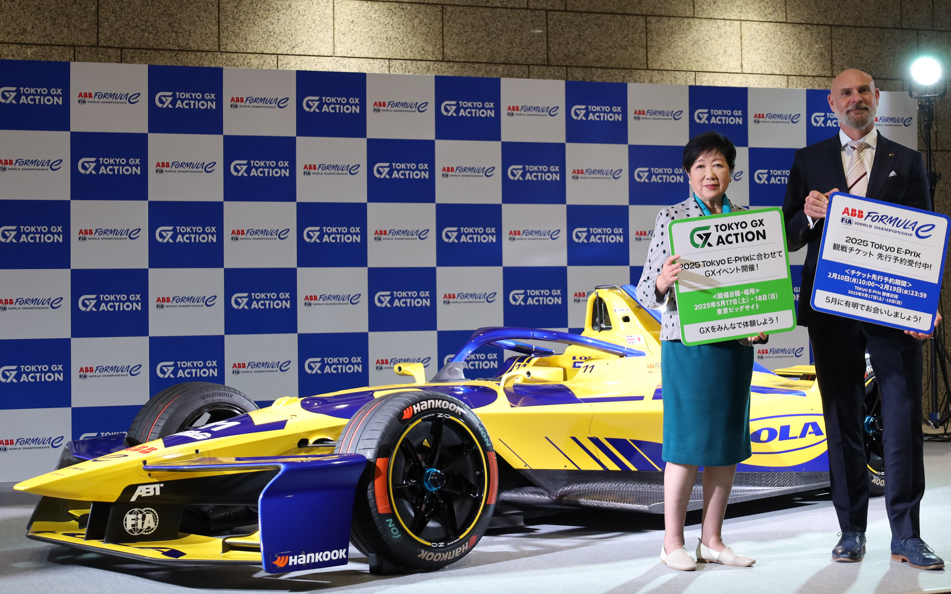 フォーミュラEの東京大会「Tokyo E-Prix」をPRする小池百合子都知事（左）とフォーミュラEオペレーションズ CEOのジェフ・ドッズ氏（右）