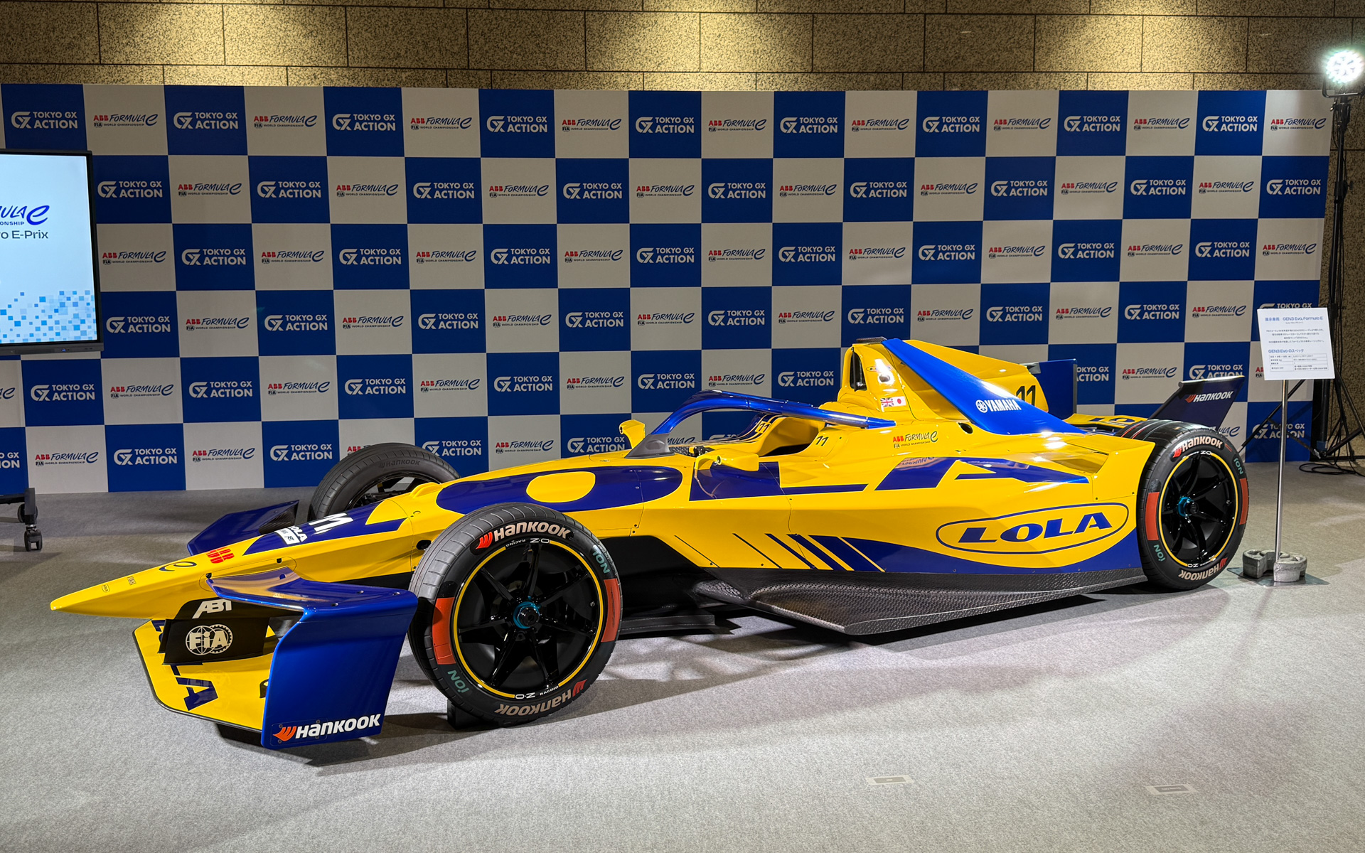 会場で展示されるフォーミュラEの新型マシンのモデルカー