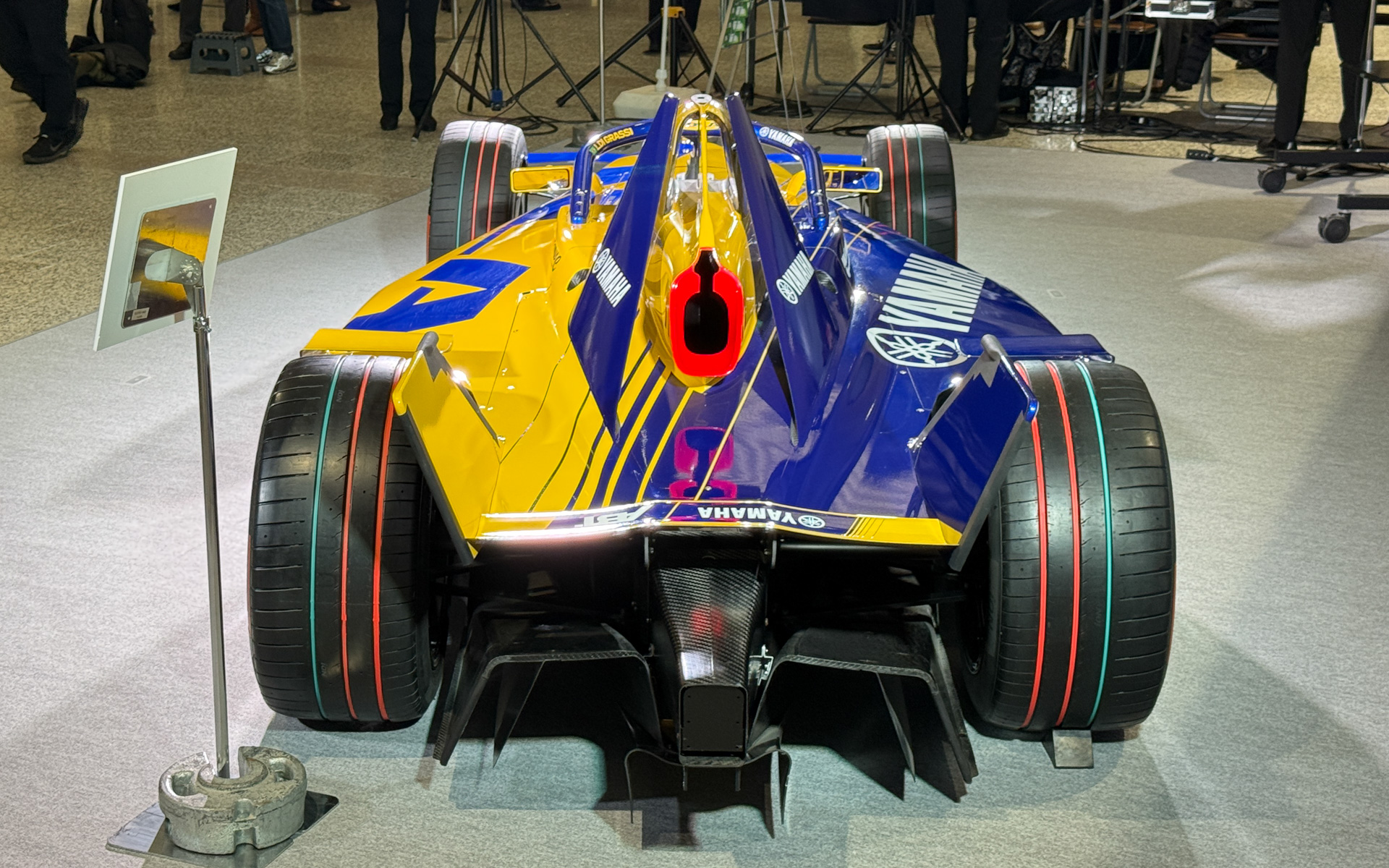 会場で展示されるフォーミュラEの新型マシンのモデルカー