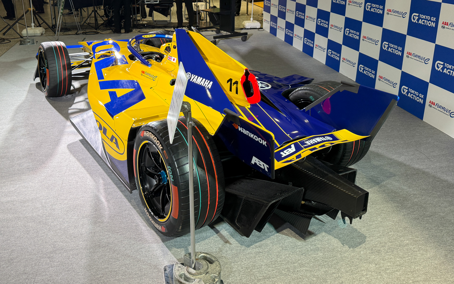 会場で展示されるフォーミュラEの新型マシンのモデルカー