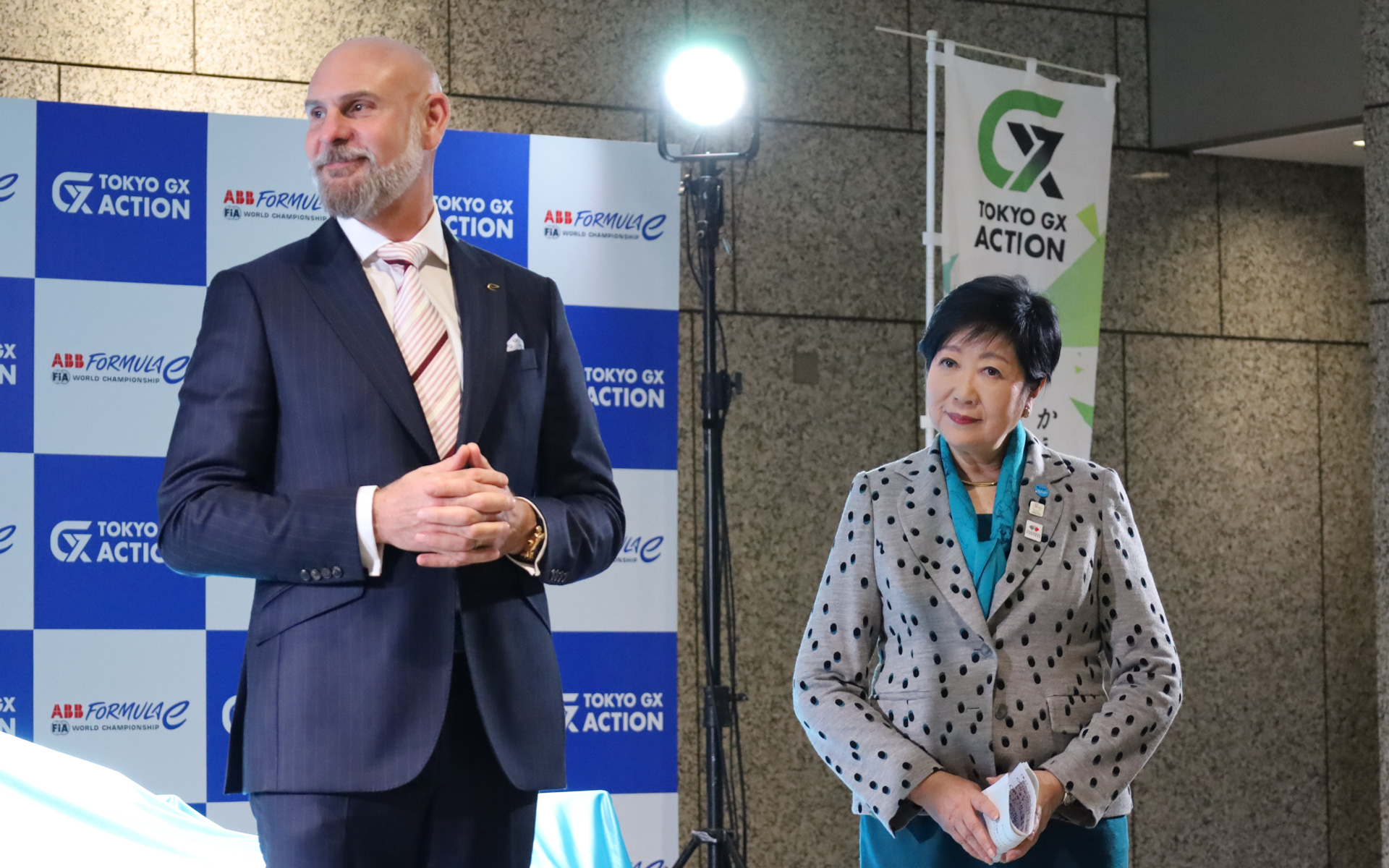 東京都知事の小池百合子氏とフォーミュラEオペレーションズ CEOのジェフ・ドッズ氏が出席した「TOKYO GX ACTION×フォーミュラE 東京大会PRイベント オープニングセレモニー」