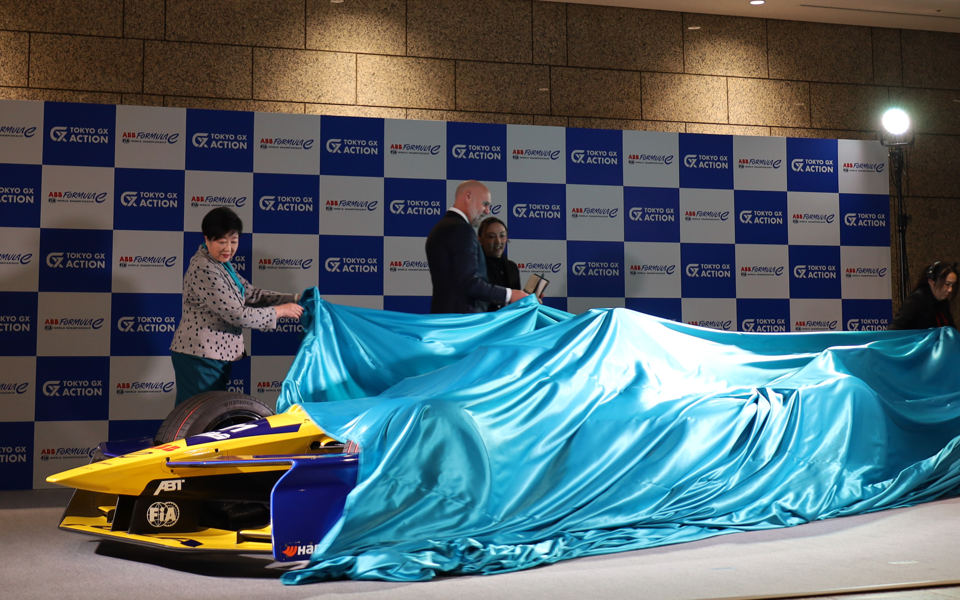 東京都知事の小池百合子氏とフォーミュラEオペレーションズ CEOのジェフ・ドッズ氏が出席した「TOKYO GX ACTION×フォーミュラE 東京大会PRイベント オープニングセレモニー」