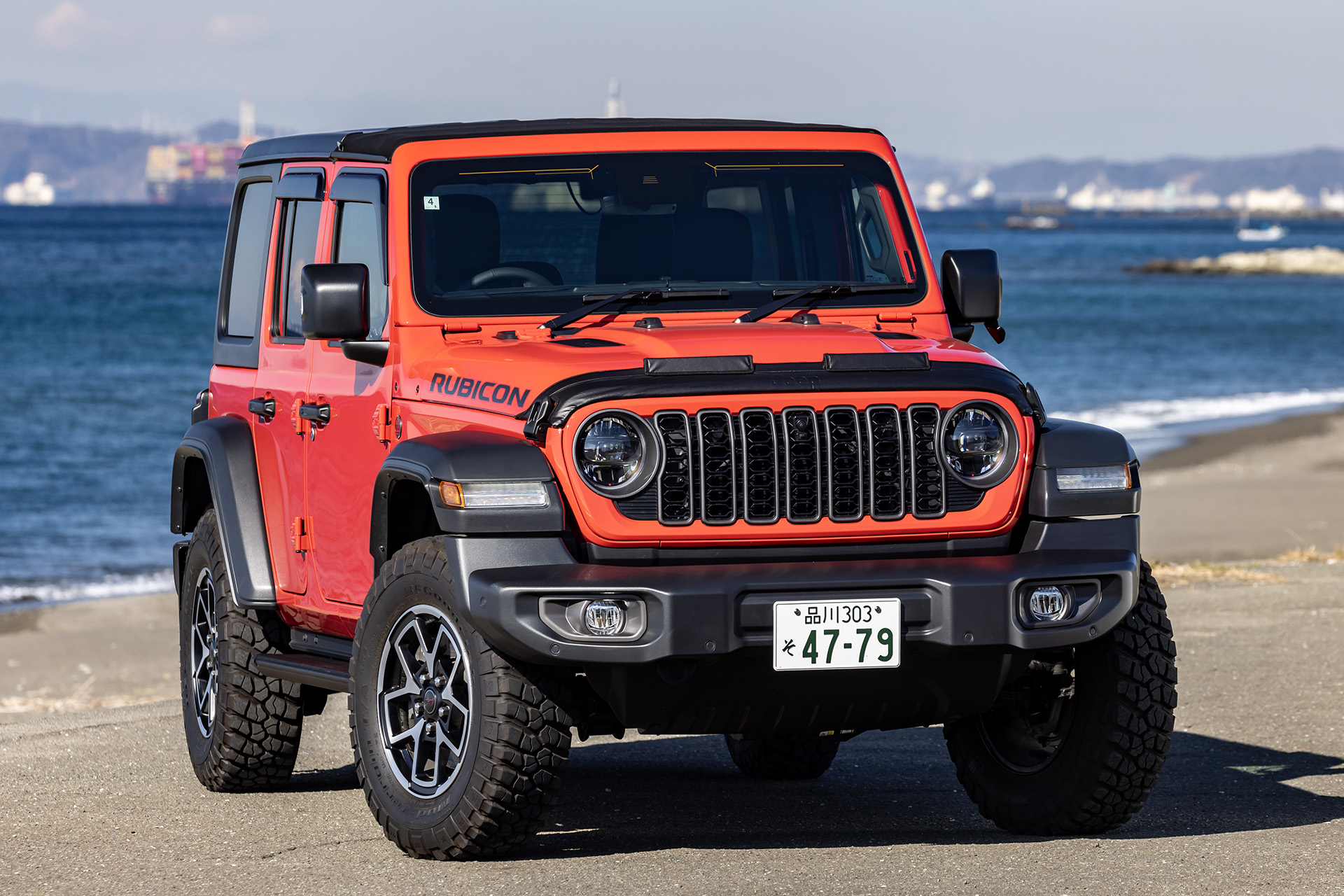 試乗車は「ファイヤークラッカーレッドC/C」のボディカラーがまぶしい「ラングラー Unlimited Rubicon（アンリミテッド ルビコン）」。価格は889万円。ボディサイズは4870×1930×1855mm（全長×全幅×全高）、ホイールベースは3010mm、車両重量は2110kg