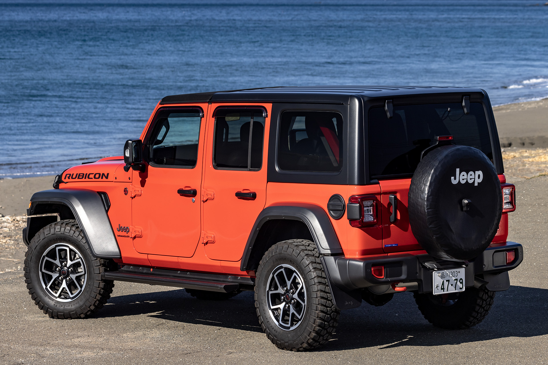 試乗車は「ファイヤークラッカーレッドC/C」のボディカラーがまぶしい「ラングラー Unlimited Rubicon（アンリミテッド ルビコン）」。価格は889万円。ボディサイズは4870×1930×1855mm（全長×全幅×全高）、ホイールベースは3010mm、車両重量は2110kg