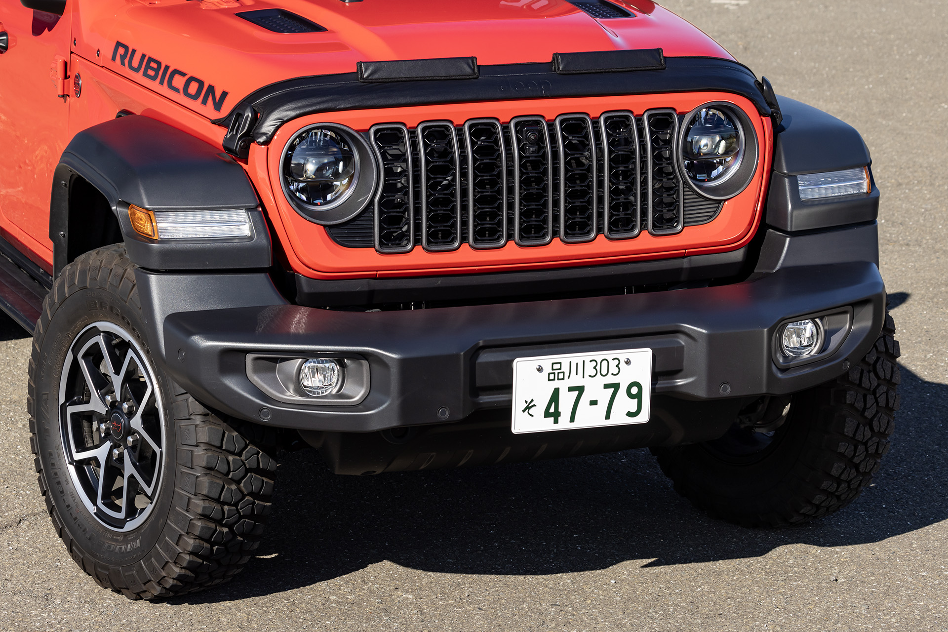 2024年5月に新型となり7スロットルグリルのデザインを変更するとともに、従来のマストアンテナを廃止してフロントウインドシールドにアンテナを統合したアンテナを全グレードに初採用した。また、試乗車は純正アクセサリーのフードカバー（1万9800円）を装着