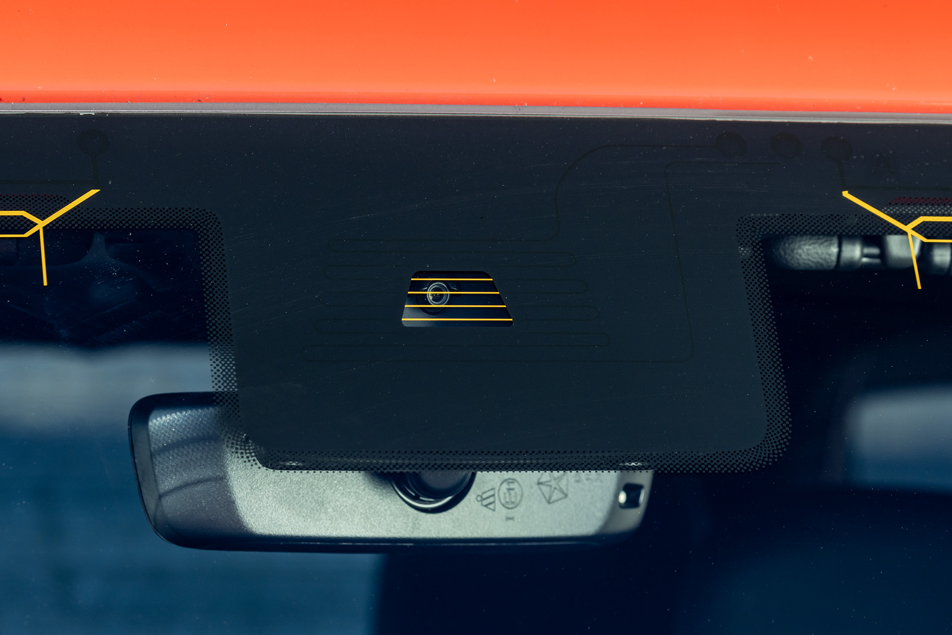 フロントにカメラを設定し、前面衝突警報（クラッシュミティゲーション付）、アダプティブクルーズコントロール（STOP機能付）、オートハイビームヘッドライトなどの運転支援機能を標準装備