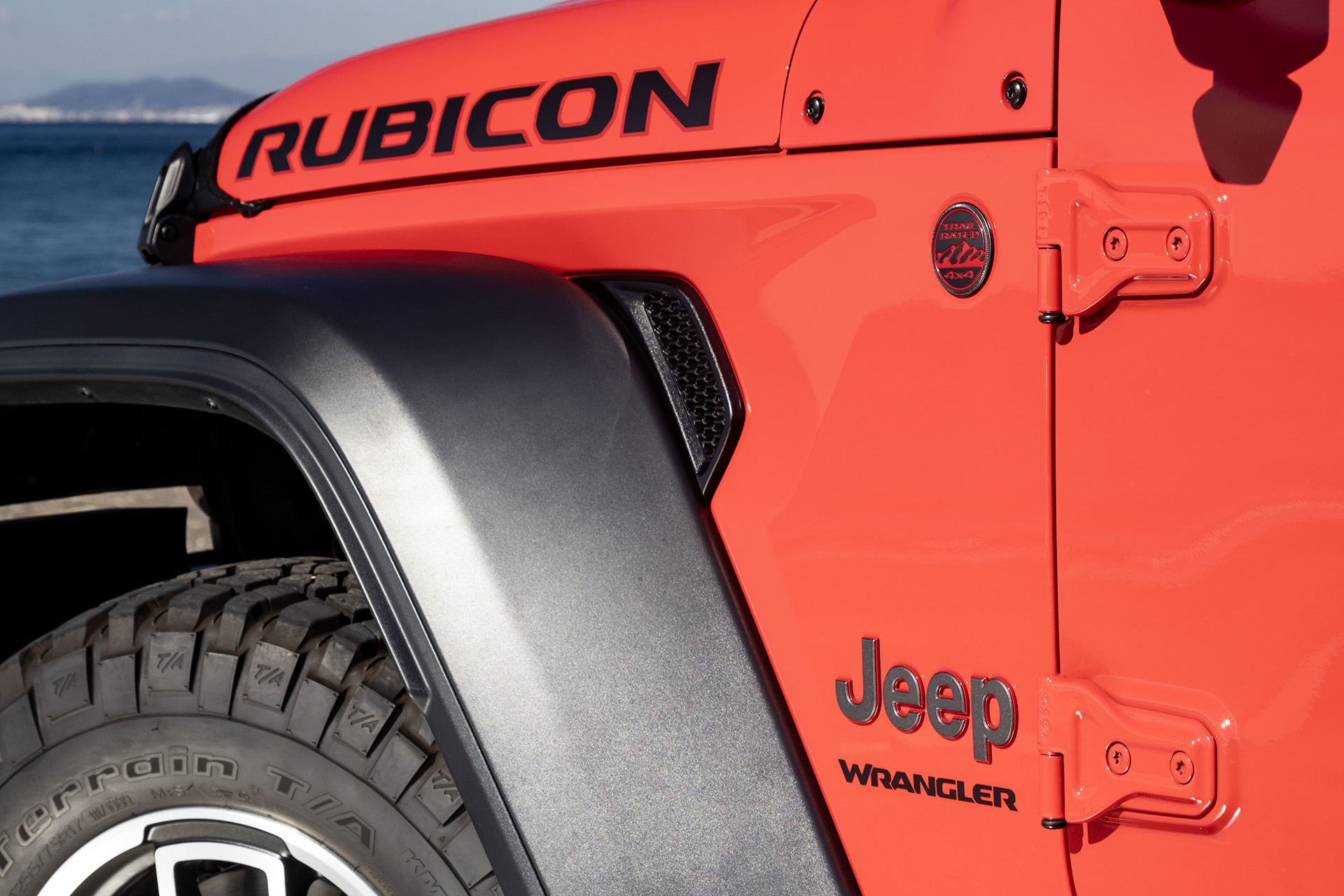 悪路走破性、渡河性能、接地性など、ジープ独自の厳しい性能試験をクリアした車両に与えられる称号「TRAIL RATED」のエンブレムを装着