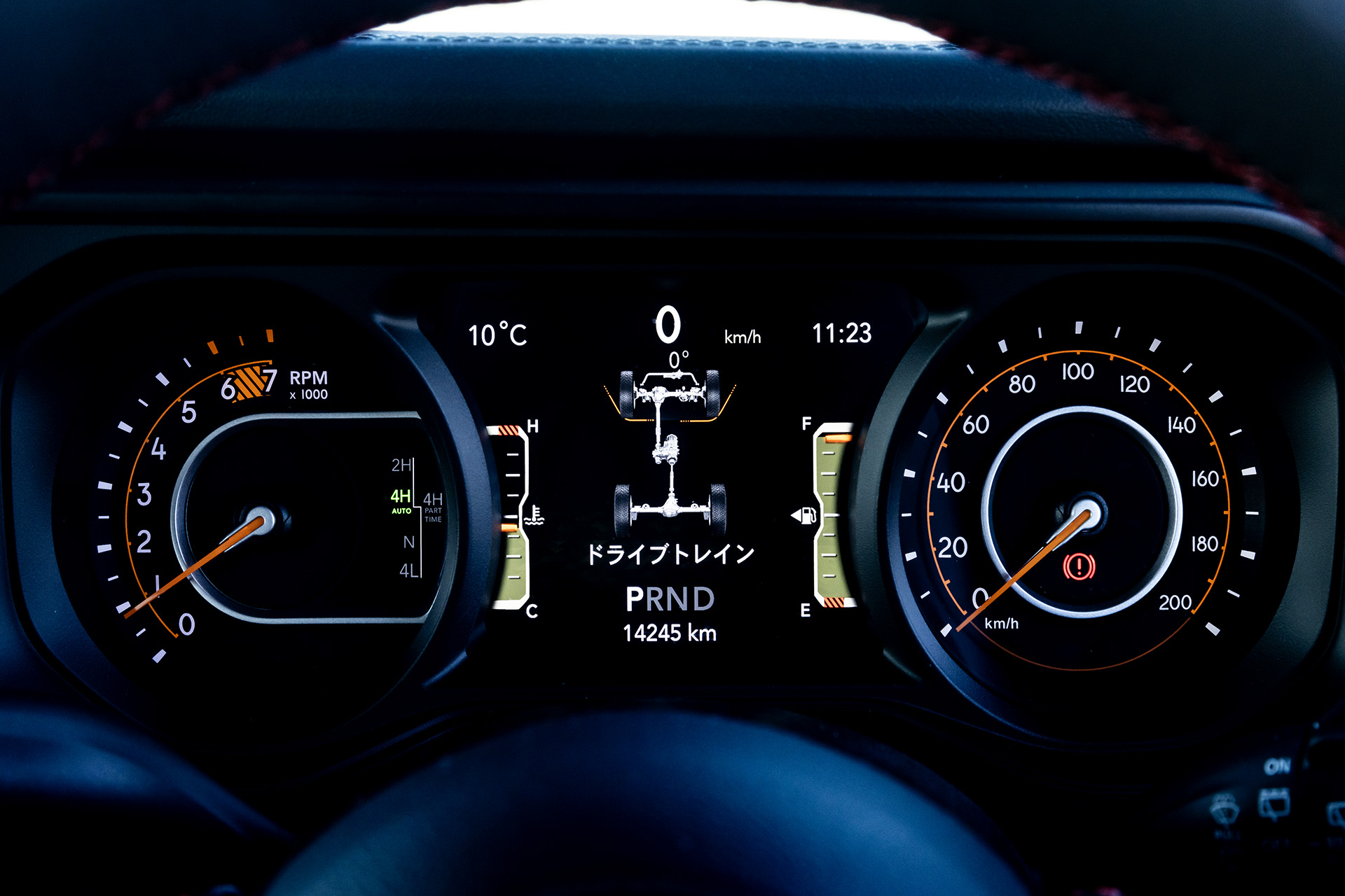 車両のシステムやドライビングの情報も表示でき、表示項目のカスタマイズも可能なフルカラー7インチマルチビューディスプレイを標準装備