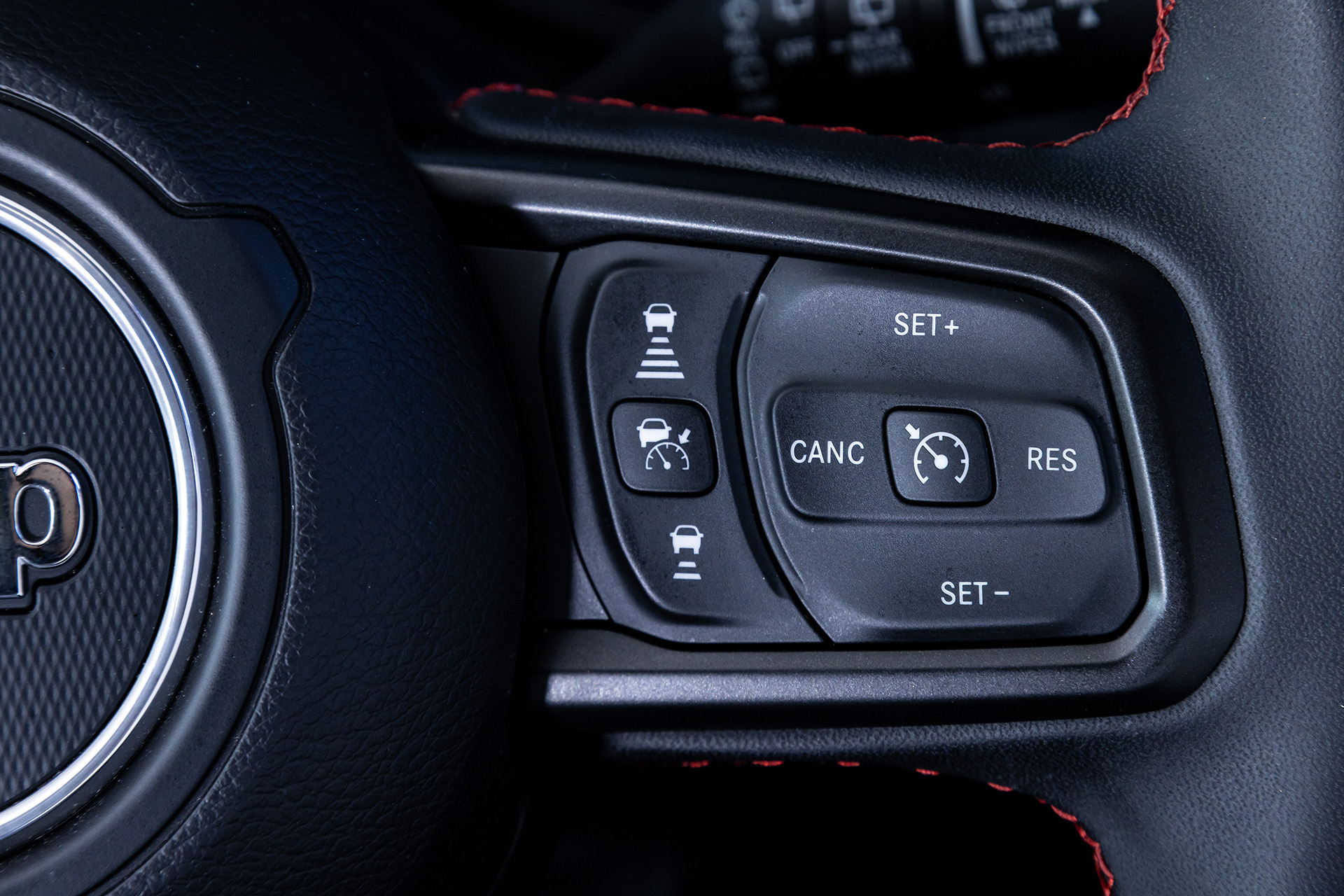 ステアリングの右側スポークにはアダプティブクルーズコントロールなどのスイッチ類を配置