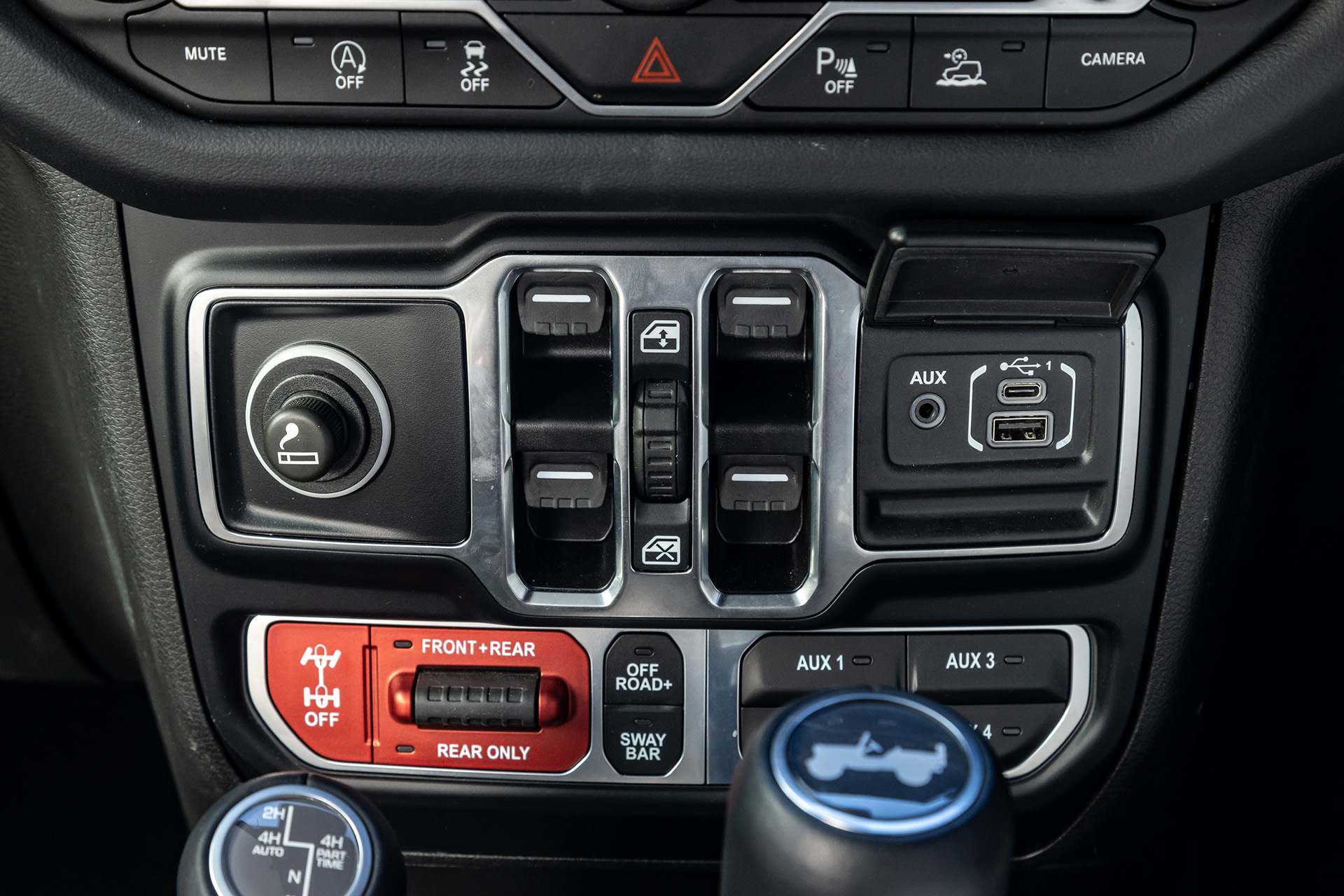 タッチスクリーンディスプレイの下部にはパワーウィンドウのスイッチを配置